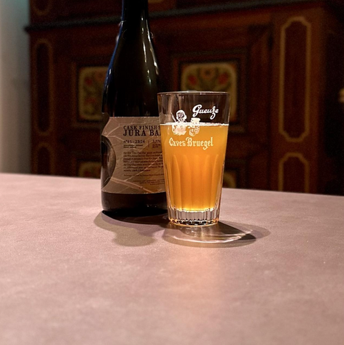 3 Fonteinen – Cask Finish Series: Jura Barrel Blend

ABV: 7,77 % | Stil: Lambic – Other / Cask Finish | Untappd: 4,2


Cask Finish Series: Jura Barrel Blend er en ekstremt limiteret lambic fra legendariske belgiske Brouwerij 3 Fonteinen, hvor klassisk lambic møder vintraditionerne fra Jura. Til denne såkaldte “Cha-Cha-Cha” geuze har 3 Fonteinen arbejdet med tre fade, der tidligere har indeholdt Savagnin-vin sous voile, samt ét ægte Vin Jaune-fad.