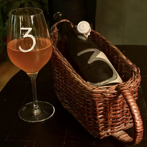 3 Fonteinen – Cask Finish Series: Jura Barrel Blend

ABV: 7,77 % | Stil: Lambic – Other / Cask Finish | Untappd: 4,2


Cask Finish Series: Jura Barrel Blend er en ekstremt limiteret lambic fra legendariske belgiske Brouwerij 3 Fonteinen, hvor klassisk lambic møder vintraditionerne fra Jura. Til denne såkaldte “Cha-Cha-Cha” geuze har 3 Fonteinen arbejdet med tre fade, der tidligere har indeholdt Savagnin-vin sous voile, samt ét ægte Vin Jaune-fad.