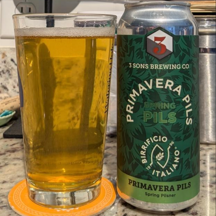 3 Sons Brewing Co. × Birrificio Italiano – Primavera Pils

ABV: 4,2 % | Stil: Italian Pilsner | Untappd: 3,84

Primavera Pils er en frisk og elegant Italian Pilsner fra amerikanske 3 Sons Brewing Co. i Florida, brygget i samarbejde med italienske Birrificio Italiano – et af de bryggerier, der har været med til at gøre den italienske pilsnerstil populær.

Med sine 4,2 % er Primavera Pils en let og sprød lagerøl, hvor rene maltnoter, aromatisk humle og en tør afslutning er i perfekt balance.