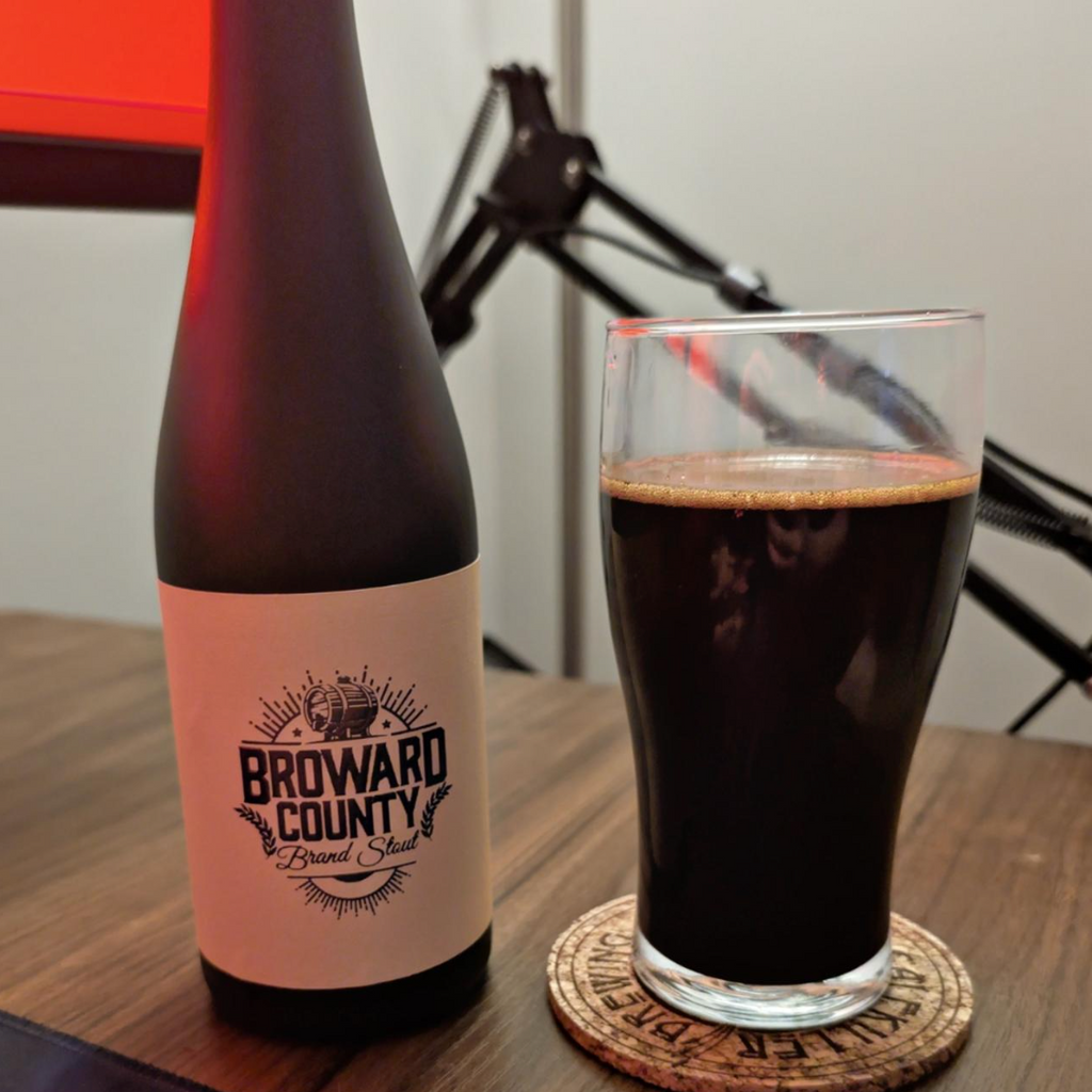 3 Sons Brewing Co. – Broward County Brand Coconut Banana Cream Pie Stout (2025)

ABV: 14,5 % | Stil: Bourbon Barrel Aged Imperial Pastry Stout | Untappd: 4,48

En voldsom dessert-stout fra 3 Sons Brewing Co. i deres Broward County Brand-serie. Øllen er lagret på Heaven Hill bourbonfade og derefter konditioneret på wild thai banana nibs, ristet og rå kokos, vanilje samt graham crackers