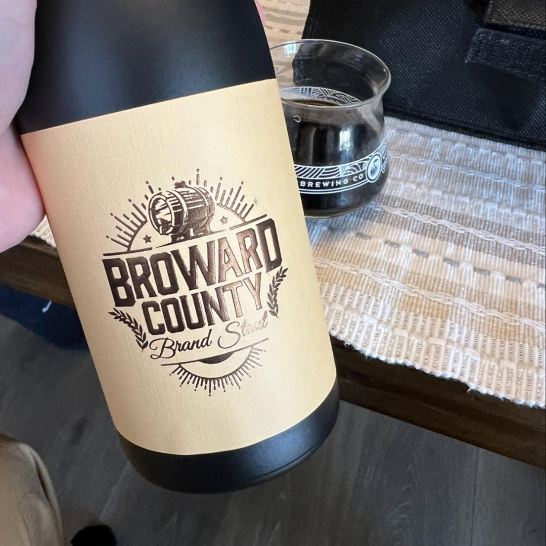 3 Sons Brewing Co. – Broward County Brand Coconut Banana Cream Pie Stout (2025)

ABV: 14,5 % | Stil: Bourbon Barrel Aged Imperial Pastry Stout | Untappd: 4,48

En voldsom dessert-stout fra 3 Sons Brewing Co. i deres Broward County Brand-serie. Øllen er lagret på Heaven Hill bourbonfade og derefter konditioneret på wild thai banana nibs, ristet og rå kokos, vanilje samt graham crackers