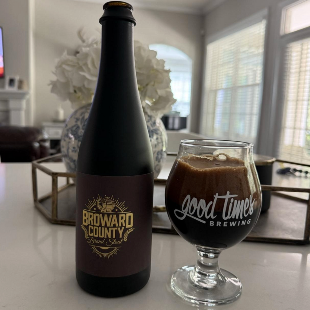 3 Sons Brewing Co. – Broward County Brand Salted Caramel Pecan Pie Stout (2025)

ABV: 14,5 % | Stil: Bourbon Barrel Aged Imperial Pastry Stout | Untappd: 4,24

En tung og dessertagtig stout fra 3 Sons Brewing Co. i deres Broward County Brand-serie. Øllen er lagret på Heaven Hill bourbonfade og derefter konditioneret på ristede pecannødder, salted caramel, vanilje og graham crackers, hvilket giver en tydelig “pecan pie” følelse.
