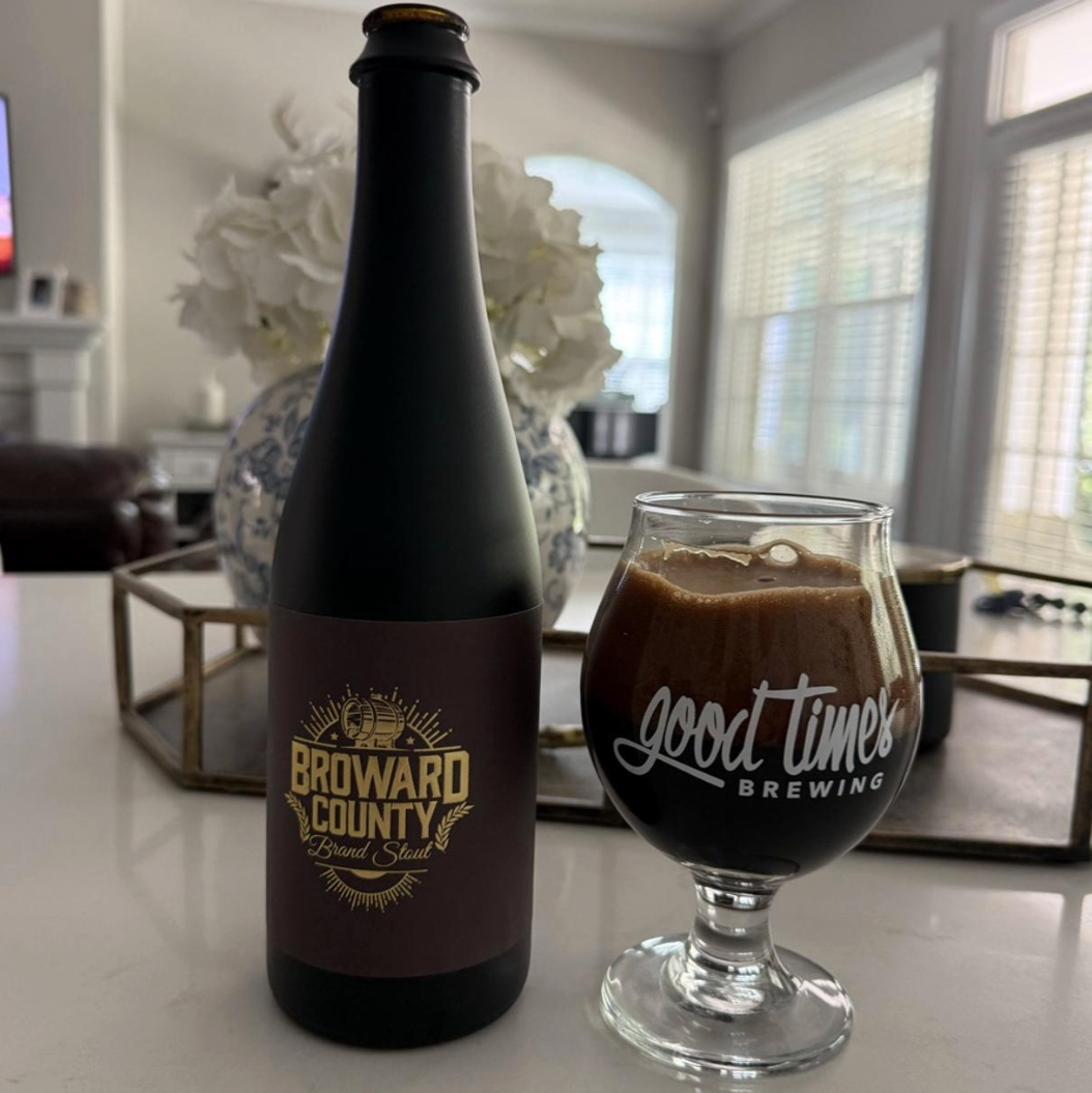 3 Sons Brewing Co. – Broward County Brand Salted Caramel Pecan Pie Stout (2025)

ABV: 14,5 % | Stil: Bourbon Barrel Aged Imperial Pastry Stout | Untappd: 4,24

En tung og dessertagtig stout fra 3 Sons Brewing Co. i deres Broward County Brand-serie. Øllen er lagret på Heaven Hill bourbonfade og derefter konditioneret på ristede pecannødder, salted caramel, vanilje og graham crackers, hvilket giver en tydelig “pecan pie” følelse.