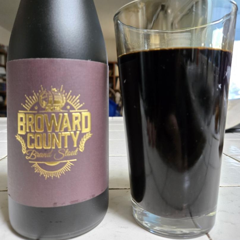 3 Sons Brewing Co. – Broward County Brand Salted Caramel Pecan Pie Stout (2025)

ABV: 14,5 % | Stil: Bourbon Barrel Aged Imperial Pastry Stout | Untappd: 4,24

En tung og dessertagtig stout fra 3 Sons Brewing Co. i deres Broward County Brand-serie. Øllen er lagret på Heaven Hill bourbonfade og derefter konditioneret på ristede pecannødder, salted caramel, vanilje og graham crackers, hvilket giver en tydelig “pecan pie” følelse.