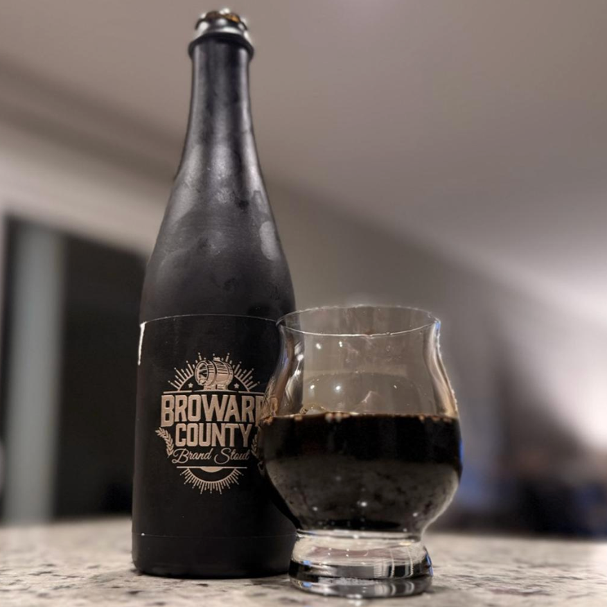 3 Sons Brewing Co. – Broward County Brand Stout (2025)

ABV: 14,5 % | Stil: Bourbon Barrel Aged Imperial Pastry Stout | Untappd: 4,32

En massiv og klassisk Broward County Brand Stout fra 3 Sons Brewing Co.& her i 2025-udgaven, hvor fokus er på ren stoutbase, fad og få, velvalgte adjuncts. Øllen er lagret på Heaven Hill bourbonfade og konditioneret på Trinidad cacao nibs og Comoros vanilje
