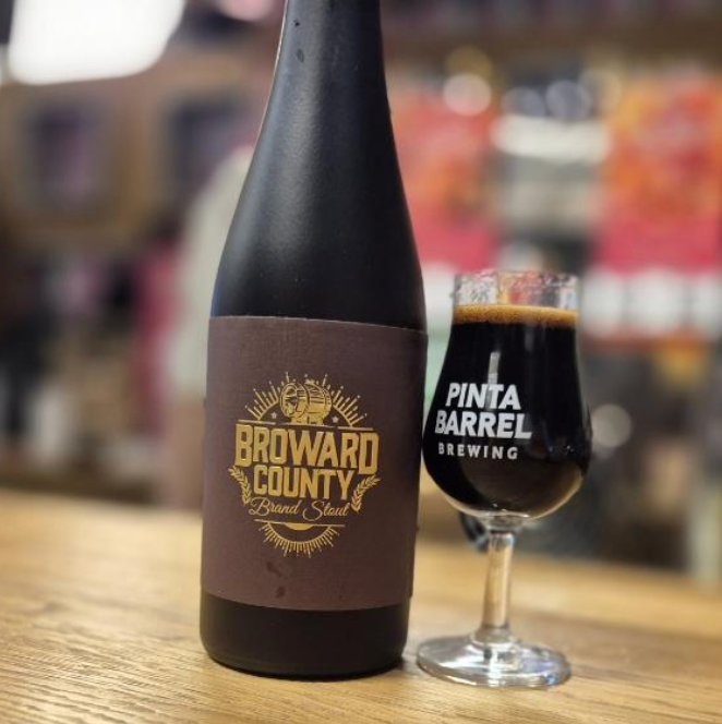 3 Sons Brewing Co. – Broward County Brand Stout (2025)

ABV: 14,5 % | Stil: Bourbon Barrel Aged Imperial Pastry Stout | Untappd: 4,32

En massiv og klassisk Broward County Brand Stout fra 3 Sons Brewing Co.& her i 2025-udgaven, hvor fokus er på ren stoutbase, fad og få, velvalgte adjuncts. Øllen er lagret på Heaven Hill bourbonfade og konditioneret på Trinidad cacao nibs og Comoros vanilje