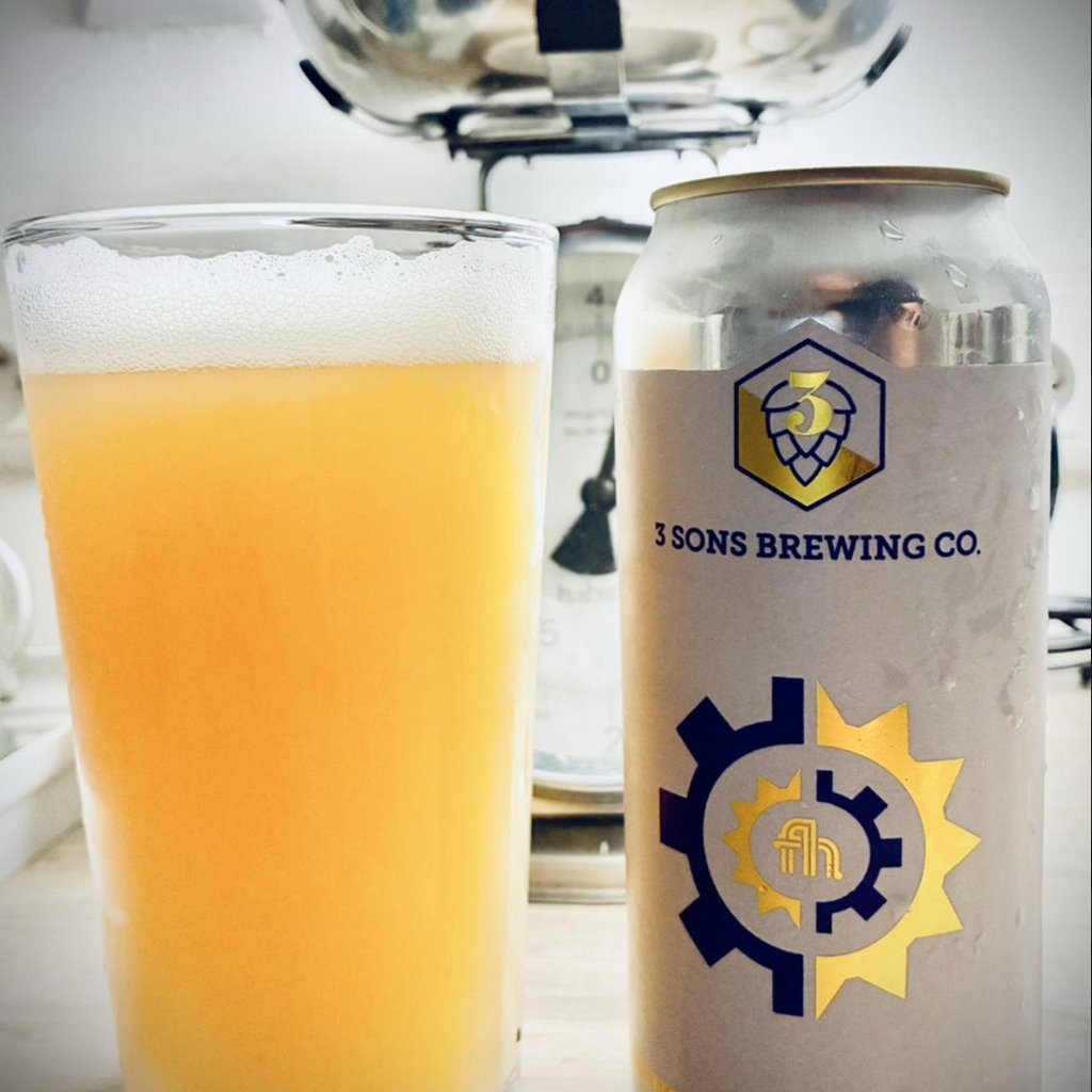 3 Sons Brewing Co. – Sunshine Innovation

ABV: 6,8 % | Stil: New Zealand Hazy IPA (DDH) | Untappd: 3,95

Sunshine Innovation er en frisk og saftig Hazy IPA fra amerikanske 3 Sons Brewing Co. i Florida. Her er fokus udelukkende på newzealandsk humle med en spændende kombination af Nectaron og Wai-iti fra Freestyle Hops.

Øllen er dobbelttørhumlet (DDH) og brygget med koldpresset humlejuice, der giver en intens aromatisk karakter.