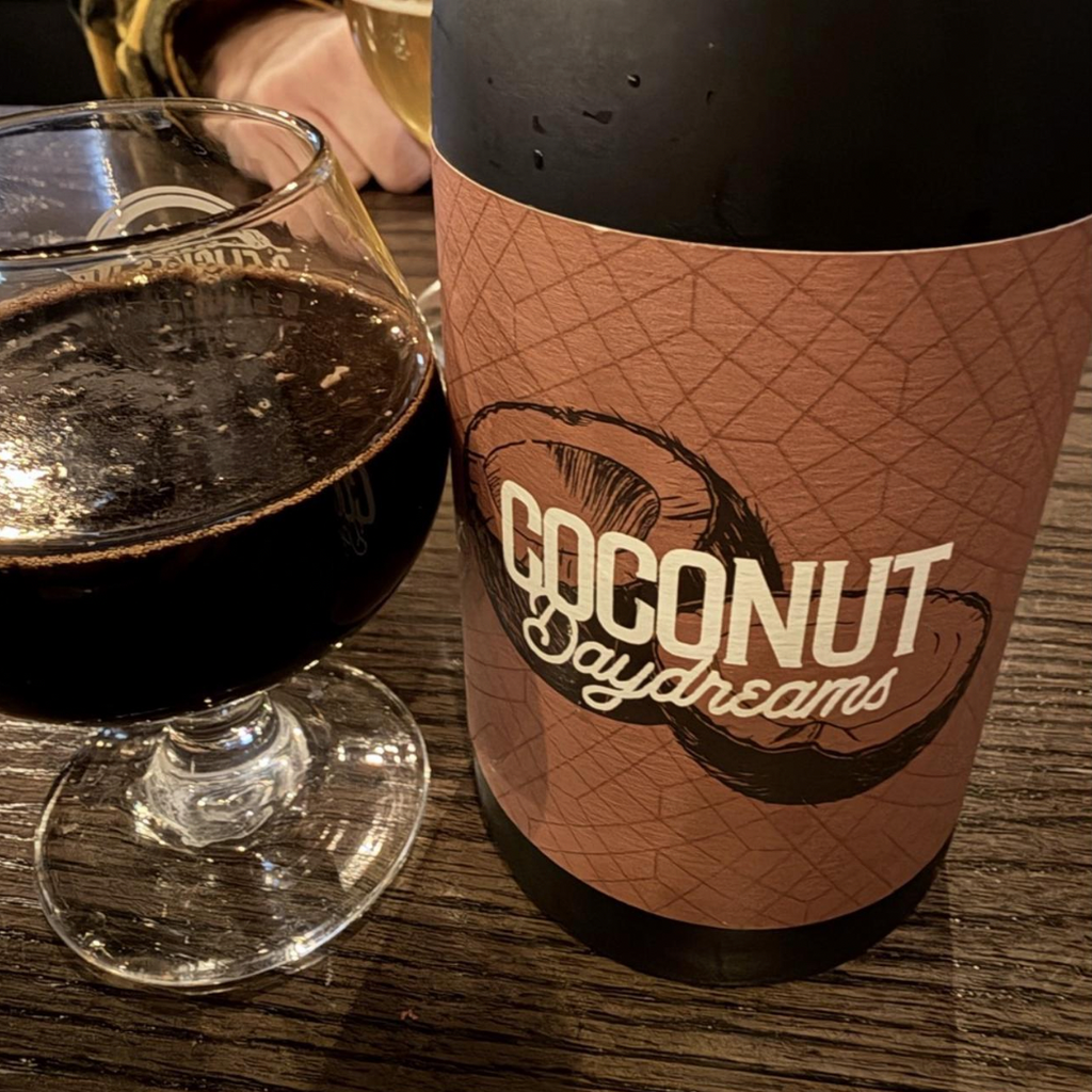 3 Sons Brewing Co – Coconut Daydreams
ABV: 14,8 % | Untappd: 4,46

Coconut Daydreams er en dekadent og barrel-aged imperial stout, hvor tropisk kokos, ristet malt og dyb kaffebitterhed kærligt mødes i et glas.