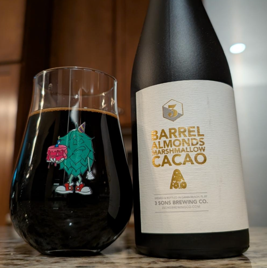 3 Sons Brewing Co – Fractional BA Steeple
ABV: 14,5 % | Stil: Barrel-Aged Imperial Stout | Untappd: 4,48

En kraftfuld og kompleks barrel-aged imperial stout, hvor intens fadlagring, mørk malt og dybe smagslag mødes i en fyldig og aromatisk oplevelse.