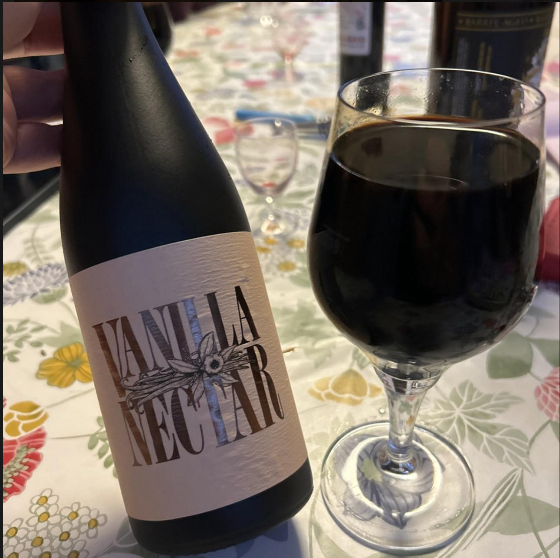 3 Sons Brewing Co – Vanilla Nectar
ABV: 14,9 % | Untappd: 4,23

Vanilla Nectar er en dekadent, barrel-aged imperial stout hvor massiv sødme fra vanilje møder mørk, ristet malt og bourbonens varme i en luksuriøs, dessert-agtig pakke.