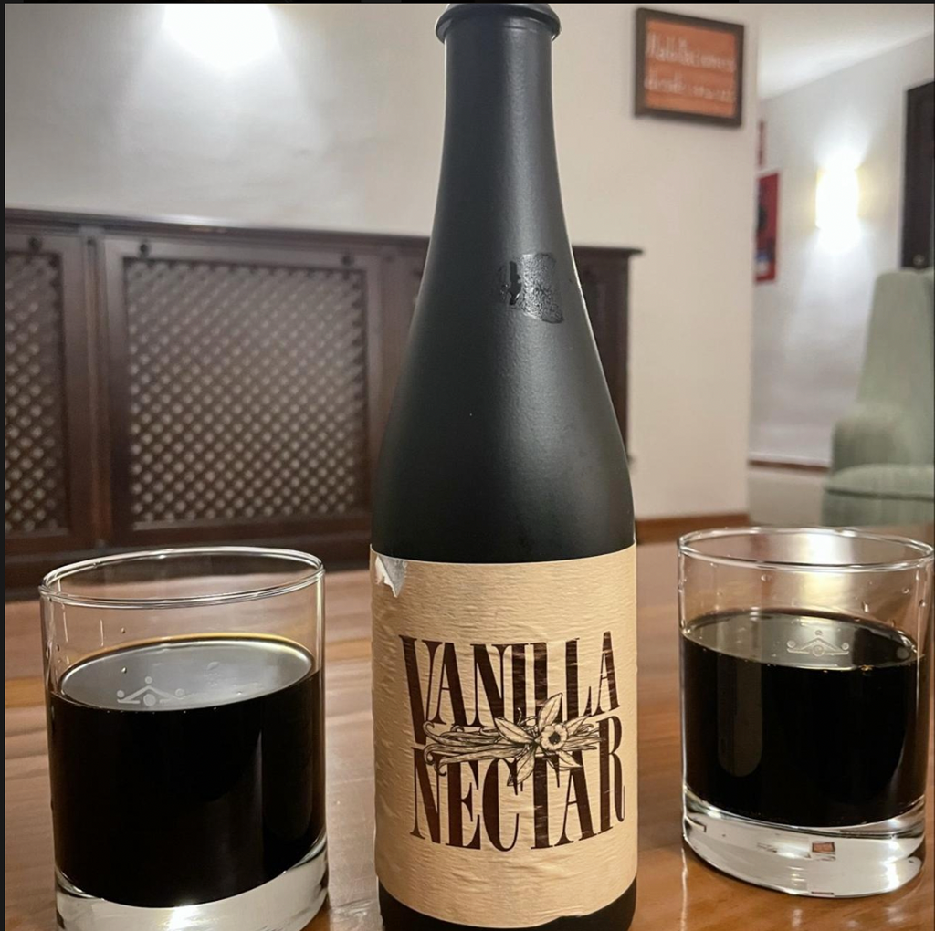 3 Sons Brewing Co – Vanilla Nectar
ABV: 14,9 % | Untappd: 4,23

Vanilla Nectar er en dekadent, barrel-aged imperial stout hvor massiv sødme fra vanilje møder mørk, ristet malt og bourbonens varme i en luksuriøs, dessert-agtig pakke.