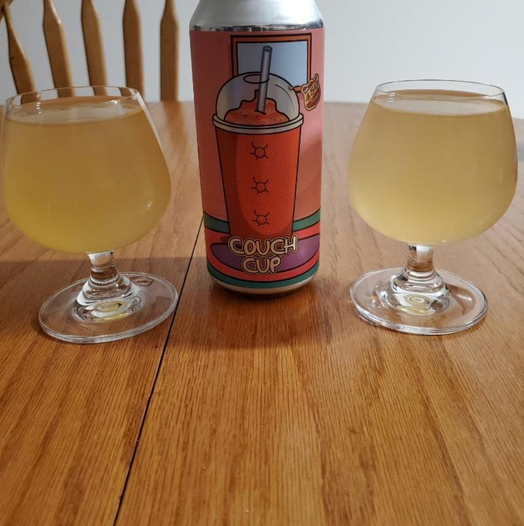 450 North Brewing Company – Couch Cup

ABV: 5,3 % | Stil: Smoothie / Pastry Sour | Untappd: 4,17

En dessert-inspireret smoothie sour fra 450 North. Øllen er inspireret af klassiske apple cider donuts og er brygget med noter af æblecider og kanel, hvilket giver en meget karakteristisk efterårs- og dessertprofil.&nbsp;