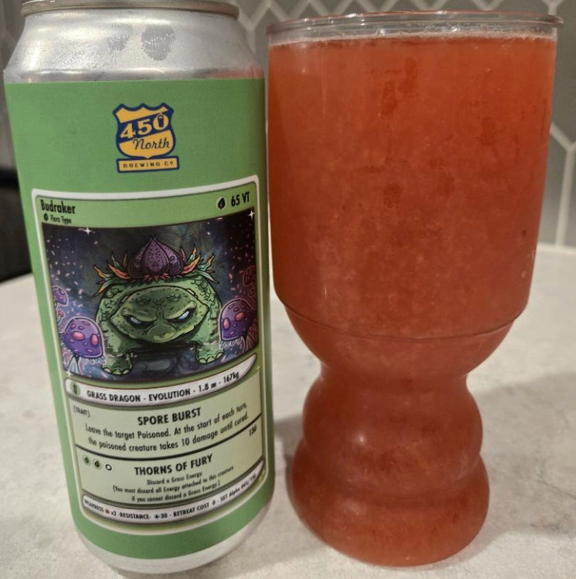 450 North Brewing Company – SLUSHY XL: Budraker

ABV: 5,3 % | Stil: Sour – Smoothie / Pastry | Untappd: 3,68

SLUSHY XL: Budraker er en eksotisk og dessertinspireret Smoothie Sour fra amerikanske 450 North Brewing Company i Columbus, Indiana. Bryggeriet er kendt for sin populære SLUSHY-serie, hvor frugtige smagskombinationer, intense aromaer og kreative opskrifter får lov til at fylde langt mere end i traditionelle surøl.

Med Budraker har bryggeriet sammensat en usædvanlig kombination af honningmelon, kakt