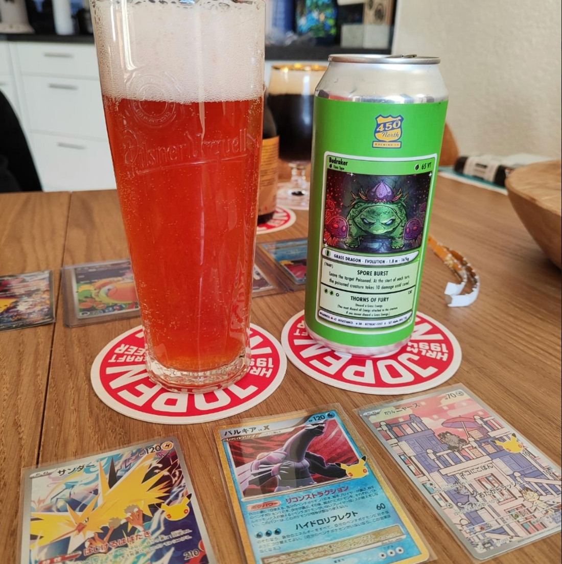 450 North Brewing Company – SLUSHY XL: Budraker

ABV: 5,3 % | Stil: Sour – Smoothie / Pastry | Untappd: 3,68

SLUSHY XL: Budraker er en eksotisk og dessertinspireret Smoothie Sour fra amerikanske 450 North Brewing Company i Columbus, Indiana. Bryggeriet er kendt for sin populære SLUSHY-serie, hvor frugtige smagskombinationer, intense aromaer og kreative opskrifter får lov til at fylde langt mere end i traditionelle surøl.

Med Budraker har bryggeriet sammensat en usædvanlig kombination af honningmelon, kakt