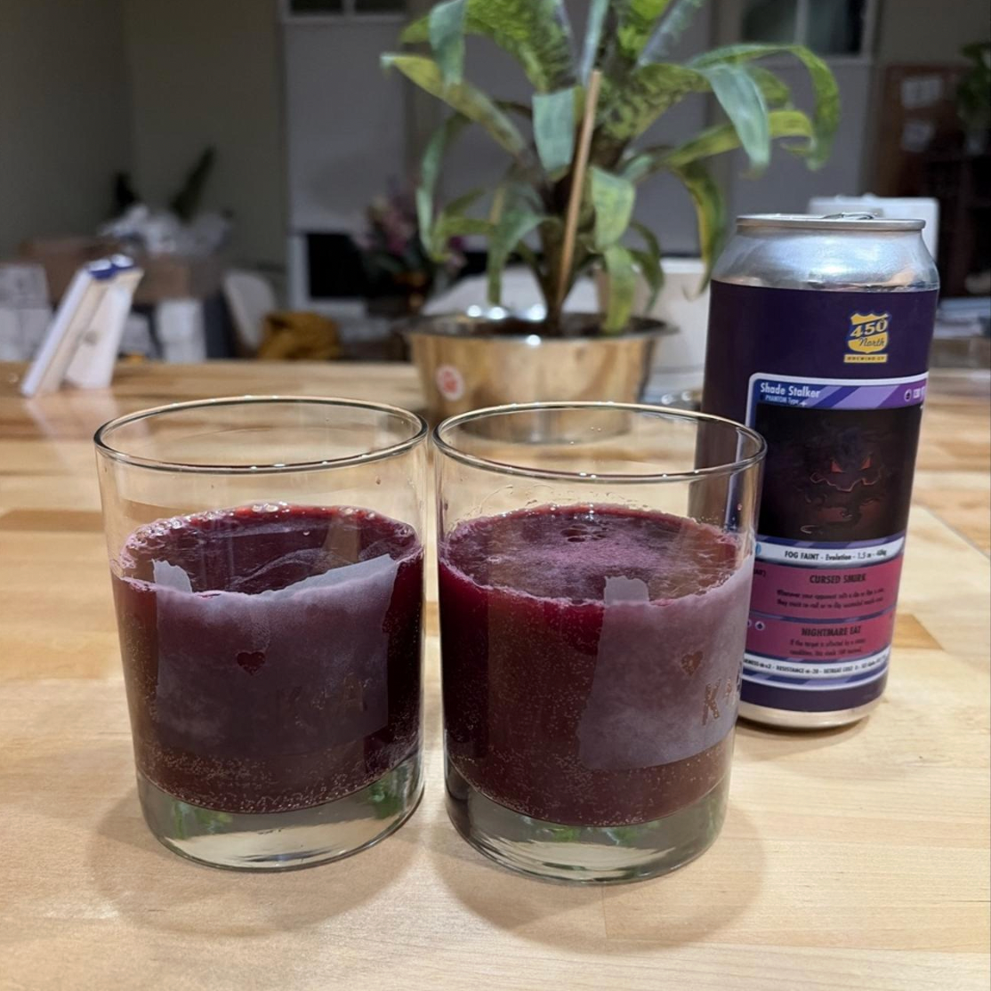 450 North Brewing Company – SLUSHY XXL: Shade Stalker

ABV: 5,3 % | Stil: Sour – Smoothie / Pastry | Untappd: 3,40

SLUSHY XXL: Shade Stalker er en frugtmættet og dessertinspireret Smoothie Sour fra amerikanske 450 North Brewing Company i Columbus, Indiana. Bryggeriet er især kendt for sin populære SLUSHY-serie, hvor store mængder frugt og kreative smagskombinationer er omdrejningspunktet. Her bevæger vi os langt væk fra den klassiske, lette surøl og over i en verden af intense frugtaromaer, fylde og desser
