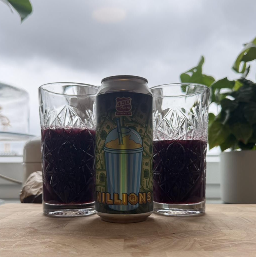 450 North Brewing Company – Slushy XXL: Millions
ABV: 5,3 % | Stil: Smoothie / Pastry Sour | Untappd: 4,43

En ekstrem frugt-sour fra 450 Norths berømte Slushy-serie. Øllen er brygget som en smoothie sour og er konditioneret på store mængder blåbær, solbær og hindbær, hvilket giver en massiv frugtprofil og en næsten smoothie-agtig tekstur.