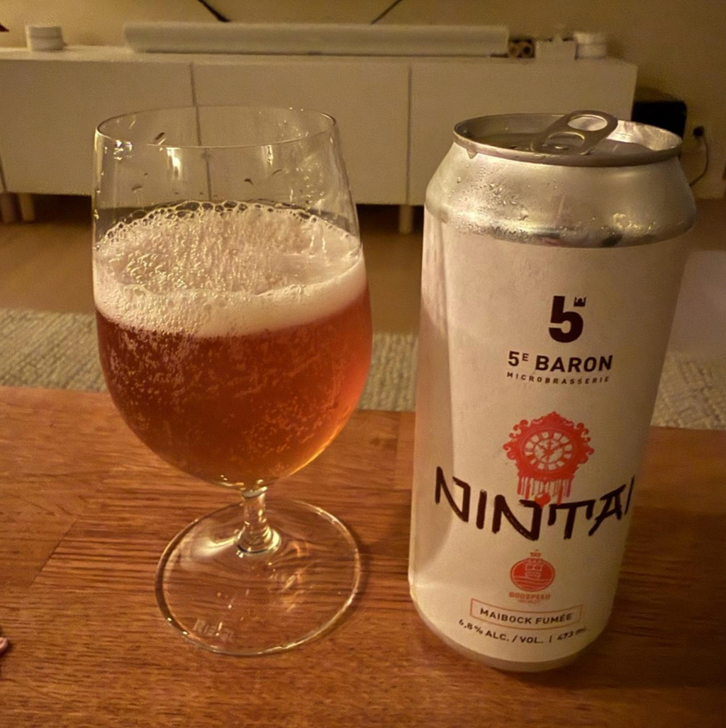 5e Baron × Godspeed Brewery – Nintai

ABV: 6,8 % | Stil: Smoked Maibock / Rauchbier | Untappd: 4,02

Nintai er en spændende og karakterfuld røget Maibock fra canadiske 5e Baron, brygget i samarbejde med Godspeed Brewery. En øl, der kombinerer klassisk tysk bryggetradition med et særligt fokus på røgmalt og dyb maltkarakter.

Til dette samarbejde rejste bryggeren Luc “Bim” Lafontaine hele vejen fra Tokyo til Québec for at skabe en helt særlig øl.