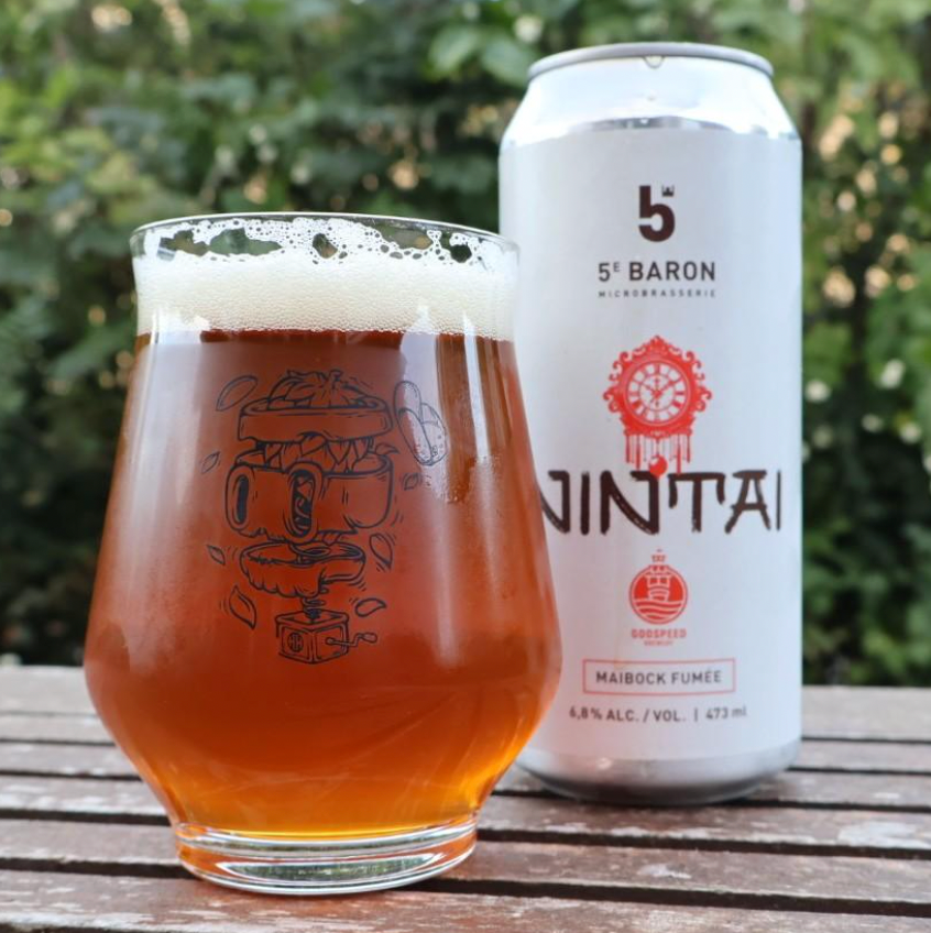 5e Baron × Godspeed Brewery – Nintai

ABV: 6,8 % | Stil: Smoked Maibock / Rauchbier | Untappd: 4,02

Nintai er en spændende og karakterfuld røget Maibock fra canadiske 5e Baron, brygget i samarbejde med Godspeed Brewery. En øl, der kombinerer klassisk tysk bryggetradition med et særligt fokus på røgmalt og dyb maltkarakter.

Til dette samarbejde rejste bryggeren Luc “Bim” Lafontaine hele vejen fra Tokyo til Québec for at skabe en helt særlig øl.