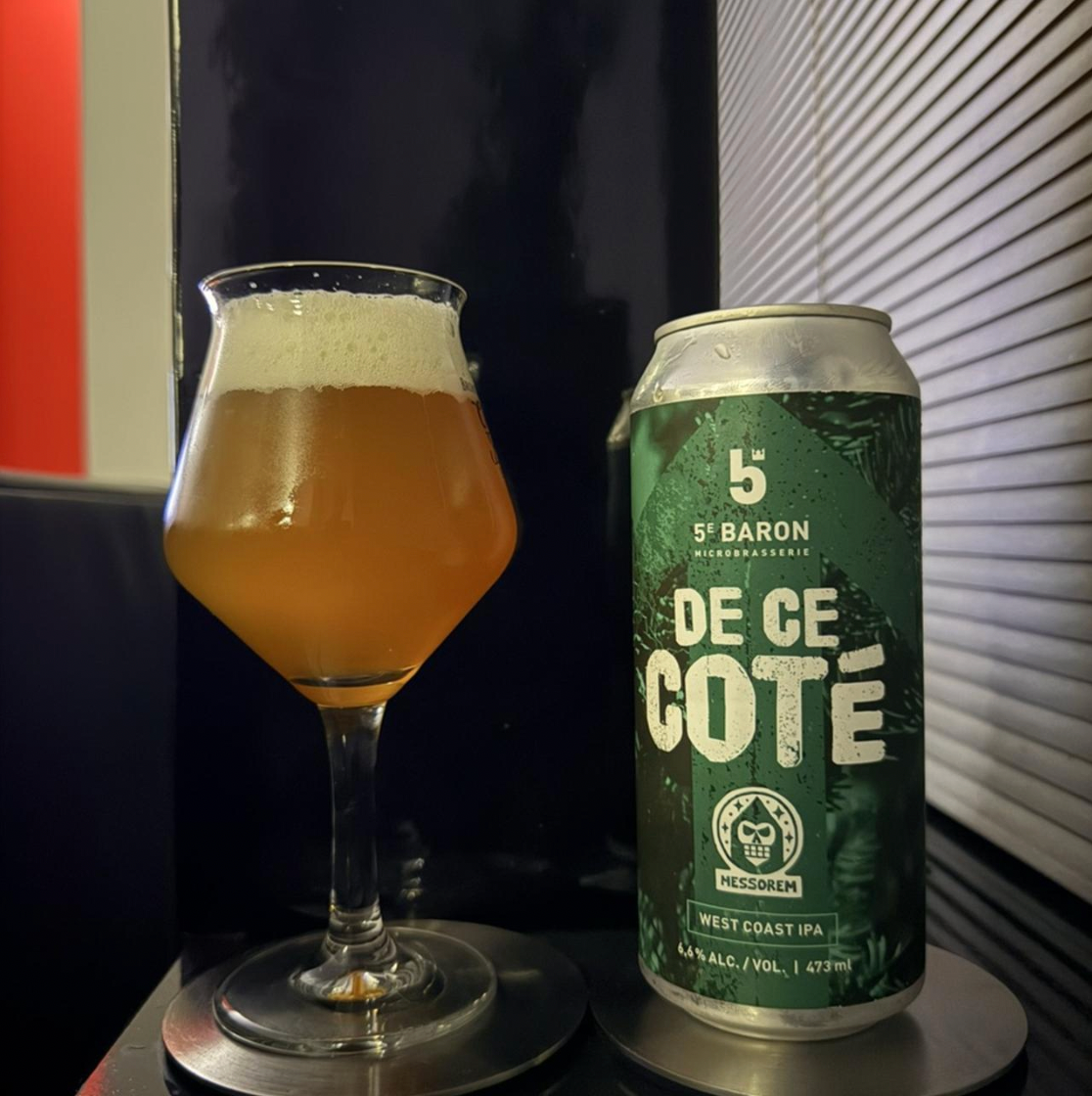 5e Baron × Messorem – De Ce Côté

ABV: 6,6 % | Stil: West Coast IPA | Untappd: 3,94

De Ce Côté er en sprød og humleintens West Coast IPA fra canadiske 5e Baron, brygget i samarbejde med Messorem Bracitorium. En jubilæumsøl, der hylder den klassiske West Coast-stil med markant bitterhed, frisk citrus og masser af karakter.

Med sine 6,6 % er øllen brygget med Simcoe, Waimea, Southern Cross og Columbus Cryo. En kombination af amerikanske og newzealandske humler.
