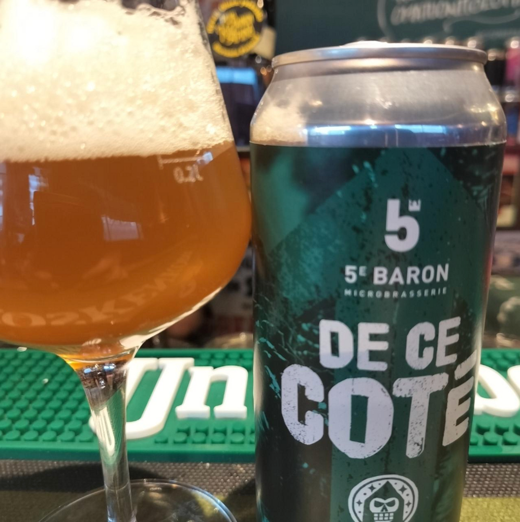 5e Baron × Messorem – De Ce Côté

ABV: 6,6 % | Stil: West Coast IPA | Untappd: 3,94

De Ce Côté er en sprød og humleintens West Coast IPA fra canadiske 5e Baron, brygget i samarbejde med Messorem Bracitorium. En jubilæumsøl, der hylder den klassiske West Coast-stil med markant bitterhed, frisk citrus og masser af karakter.

Med sine 6,6 % er øllen brygget med Simcoe, Waimea, Southern Cross og Columbus Cryo. En kombination af amerikanske og newzealandske humler.