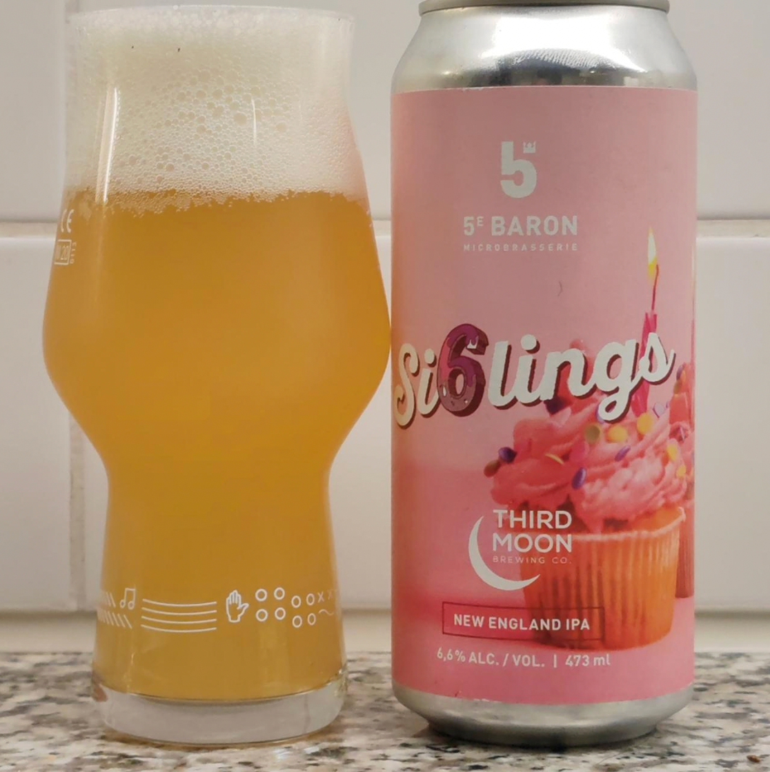 5e Baron × Third Moon Brewing Company – Si6lings

ABV: 6,6 % | Stil: New England / Hazy IPA | Untappd: 3,94

Si6lings er en saftig og cremet New England IPA fra canadiske 5e Baron, brygget i samarbejde med Third Moon Brewing Company. Øllen er skabt for at fejre bryggeriernes fælles fødselsdag. En tradition, hvor de to bryggerier hvert år slår sig sammen om en særlig jubilæumsøl.

Med 6,6 % alkohol og en humlepakke bestående af Simcoe, Eureka og Chinook får du en aromatisk IPA med masser af karakter.