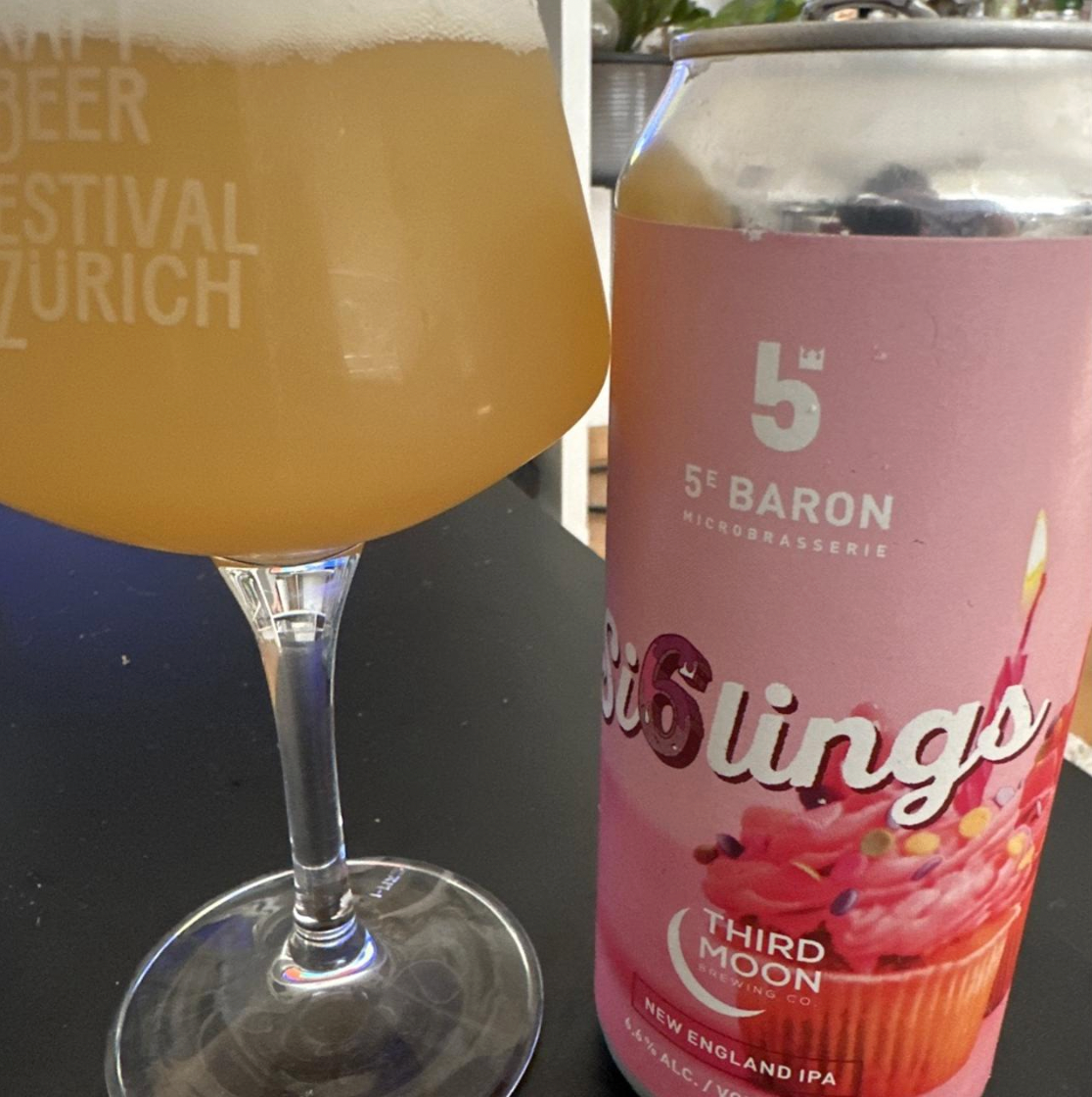 5e Baron × Third Moon Brewing Company – Si6lings

ABV: 6,6 % | Stil: New England / Hazy IPA | Untappd: 3,94

Si6lings er en saftig og cremet New England IPA fra canadiske 5e Baron, brygget i samarbejde med Third Moon Brewing Company. Øllen er skabt for at fejre bryggeriernes fælles fødselsdag. En tradition, hvor de to bryggerier hvert år slår sig sammen om en særlig jubilæumsøl.

Med 6,6 % alkohol og en humlepakke bestående af Simcoe, Eureka og Chinook får du en aromatisk IPA med masser af karakter.