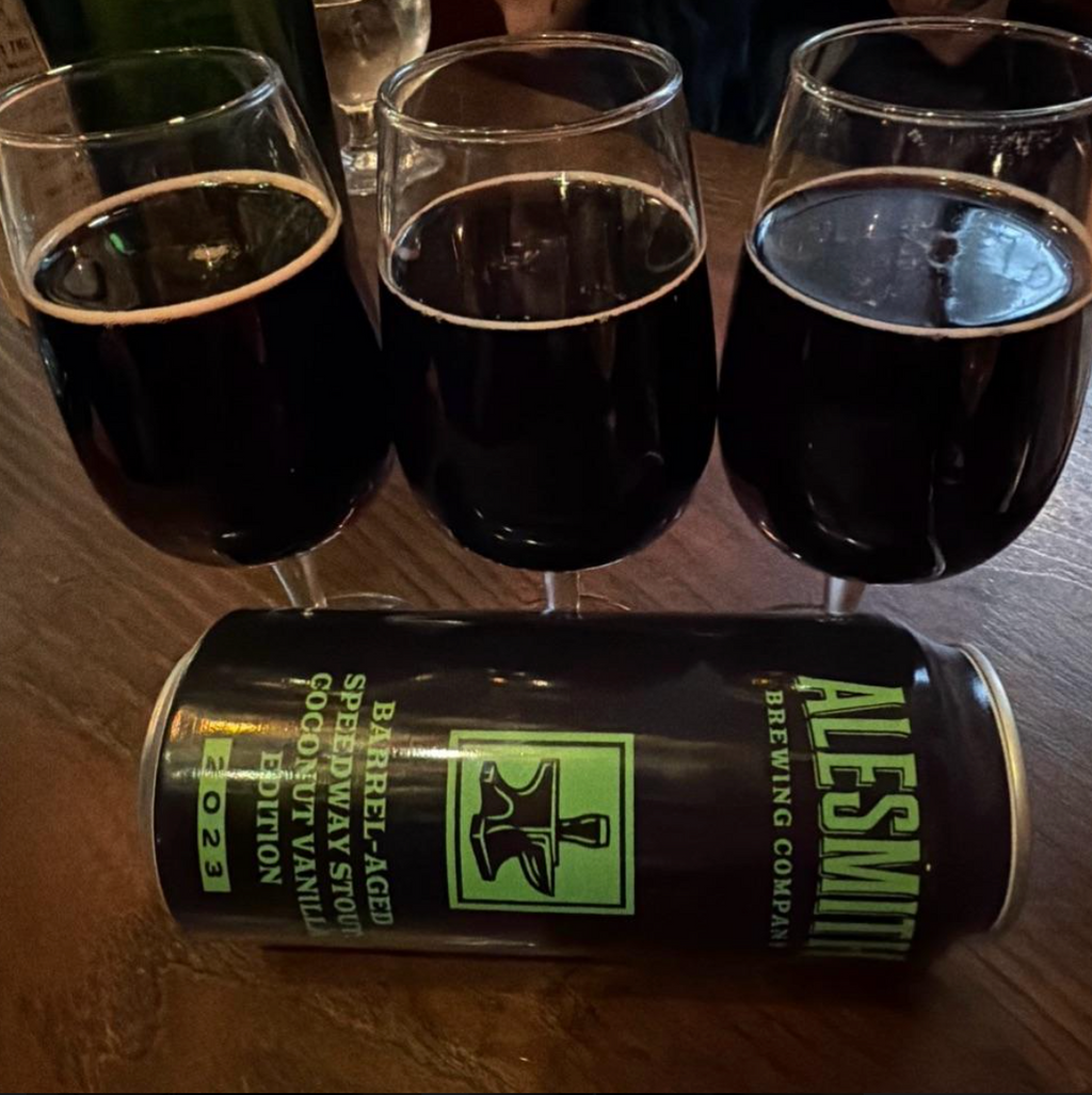 AleSmith – Barrel-Aged Speedway Stout: Coconut Vanilla Edition (2023)

ABV: 13,2 % | Stil: Imperial / Double Coffee Stout | Untappd: 4,18

En stor, mørk og dekadent udgave af AleSmiths legendariske Speedway Stout. Denne 2023-vintage har fået længere tids lagring på bourbonfade og er derefter tilsat kaffe, ristet kokos samt en blanding af Madagascar- og Tahiti-vanilje. Resultatet er en kraftfuld dessertstout med kaffe, bourbon og mørke ristede noter i bunden og masser af kokos og vanilje ovenpå.