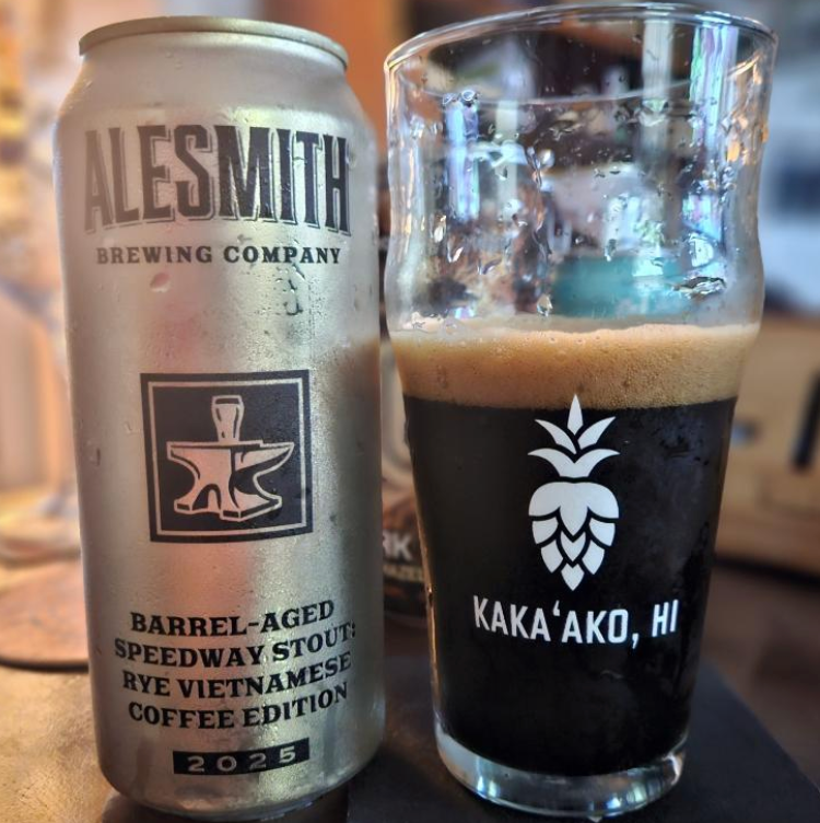 AleSmith – Barrel-Aged Speedway Stout: Rye Vietnamese Coffee Edition (2025)

ABV: 13,89 % | Stil: Imperial / Double Coffee Stout | Untappd: 4,24

En særlig 2025-udgave af AleSmiths legendariske Speedway Stout, hvor kaffe og fadlagring virkelig får lov til at fylde. Øllen har fået hele 12 måneder på frisk-tømte rye whiskey-fade og er kombineret med inspiration fra vietnamesisk cà phê sữa đá. Resultatet er en stor og kompleks stout med intens kaffe, mørk kakao, vanilje, ristet eg og den krydrede karakter fra 