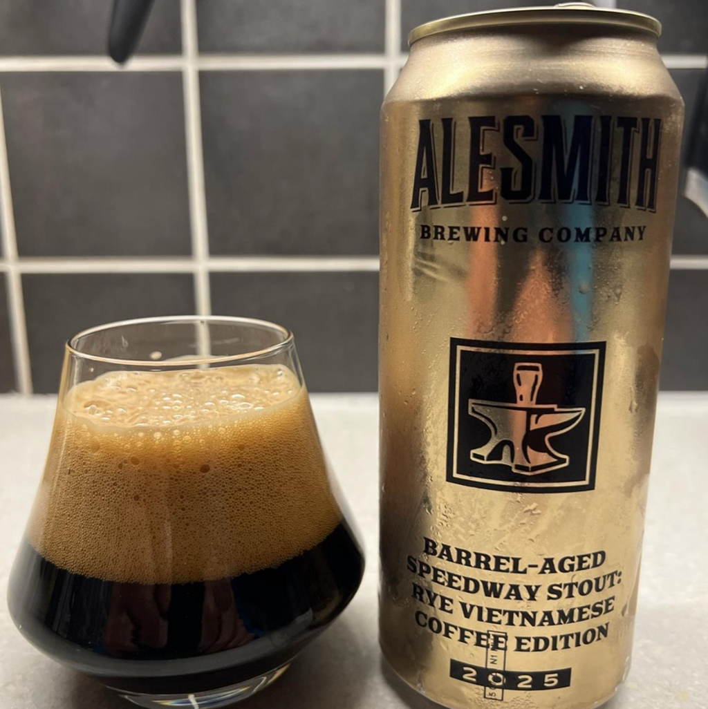 AleSmith – Barrel-Aged Speedway Stout: Rye Vietnamese Coffee Edition (2025)

ABV: 13,89 % | Stil: Imperial / Double Coffee Stout | Untappd: 4,24

En særlig 2025-udgave af AleSmiths legendariske Speedway Stout, hvor kaffe og fadlagring virkelig får lov til at fylde. Øllen har fået hele 12 måneder på frisk-tømte rye whiskey-fade og er kombineret med inspiration fra vietnamesisk cà phê sữa đá. Resultatet er en stor og kompleks stout med intens kaffe, mørk kakao, vanilje, ristet eg og den krydrede karakter fra 