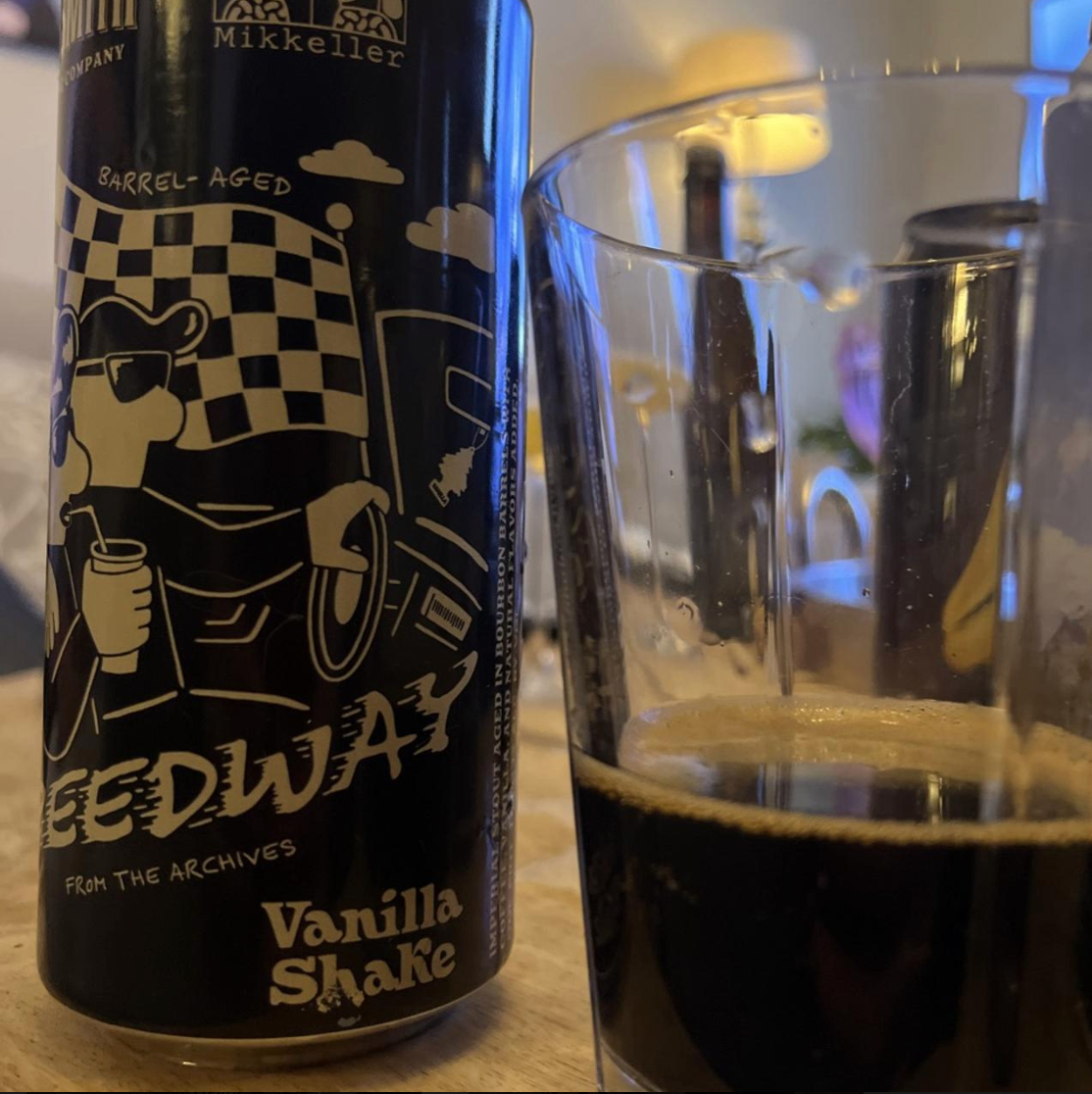 AleSmith x Mikkeller – Barrel-Aged Speedway Stout: Vanilla Shake

ABV: 14,03 % | Stil: Imperial / Double Coffee Stout | Untappd: 4,28

To ikoniske stouts mødes i denne massive barrel-aged kreation fra AleSmith og Mikkeller. Her er AleSmith Speedway Stout og Mikkellers Beer Geek Vanilla Shake blended, lagret på premium bourbonfade og tilsat lokalristet kaffe samt tre forskellige slags vaniljebønner. Resultatet er en stor, silkeblød stout med vanilje helt i front og masser af kaffe, bourbon og mørke ristede n