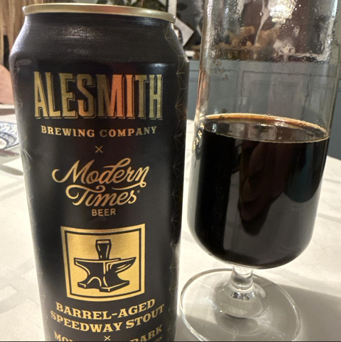 AleSmith x Modern Times – Barrel-Aged Speedway Stout: Monster’s Park Chocolate Espresso Edition (2025)

ABV: 13,6 % | Stil: Imperial / Double Coffee Stout | Untappd: 4,28

Her mødes to tunge amerikanske stoutnavne i én øl. AleSmith har blandet den fadlagrede udgave af deres legendariske Speedway Stout med Modern Times’ Monster’s Park og efterfølgende tilsat espresso og kakaonibs fra Den Dominikanske Republik. Resultatet er en stor, mørk og intens stout bygget op omkring kaffe, chokolade og varm fadkarakter.