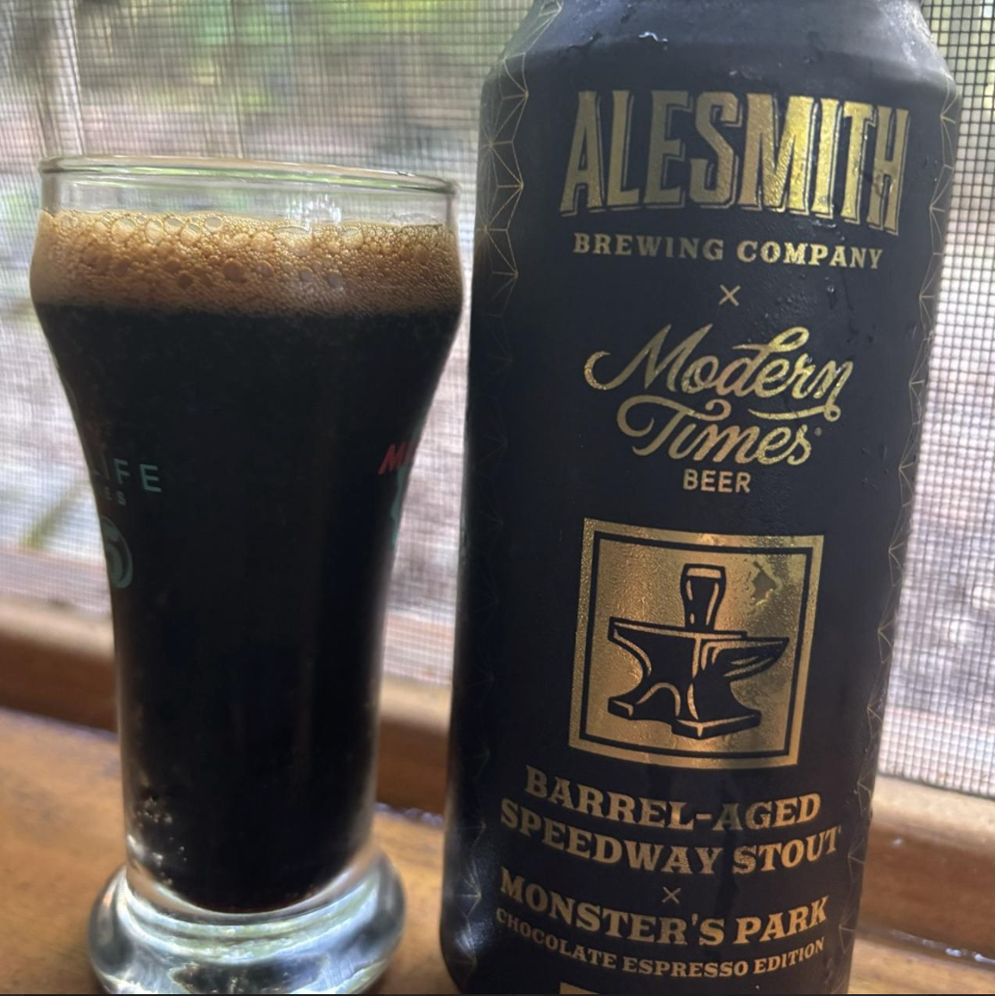 AleSmith x Modern Times – Barrel-Aged Speedway Stout: Monster’s Park Chocolate Espresso Edition (2025)

ABV: 13,6 % | Stil: Imperial / Double Coffee Stout | Untappd: 4,28

Her mødes to tunge amerikanske stoutnavne i én øl. AleSmith har blandet den fadlagrede udgave af deres legendariske Speedway Stout med Modern Times’ Monster’s Park og efterfølgende tilsat espresso og kakaonibs fra Den Dominikanske Republik. Resultatet er en stor, mørk og intens stout bygget op omkring kaffe, chokolade og varm fadkarakter.