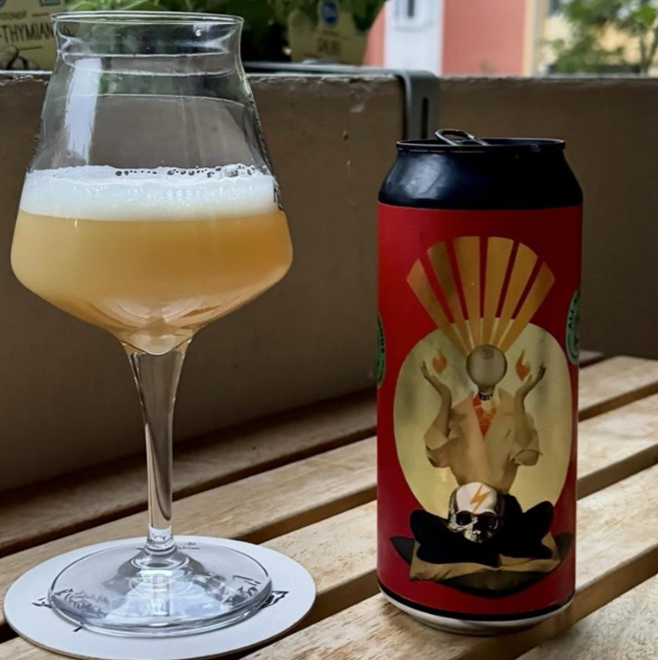 All My Friends Beer Co. × Messorem – Flames

ABV: 10,0 % | Stil: Triple New England / Hazy IPA | Untappd: 4,41

Flames er en massiv og humlemættet Triple New England IPA skabt i samarbejde mellem to spændende canadiske bryggerier: All My Friends Beer Co. fra Bloomfield i Ontario og Messorem Bracitorium fra Montréal i Québec. Begge bryggerier har gjort sig bemærket med deres moderne og kompromisløse tilgang til humledrevne øl, og her har de forenet kræfterne om en TIPA, hvor intensitet, tropisk frugt og en k