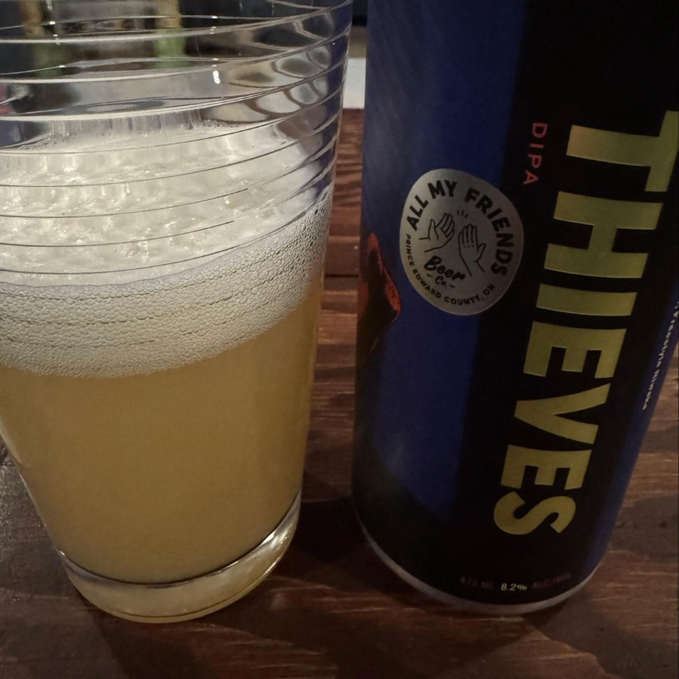 All My Friends Beer Co. – Thieves

ABV: 8,5 % | Stil: Imperial / Double New England / Hazy IPA | Untappd: 4,37

Thieves er en kraftfuld og humlemættet Double IPA fra canadiske All My Friends Beer Co. i Ontario. Med 8,5 % alkohol og en spændende kombination af amerikanske og newzealandske humler har bryggeriet skabt en intens, saftig og aromatisk øl med masser af karakter.

Øllen er brygget med Citra, Nelson Sauvin og Freestyle Riwaka, der tilsammen leverer en kompleks humleprofil med både tropiske, vinøse o