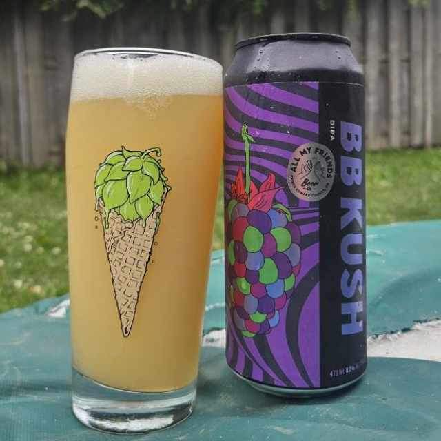 All My Friends Beer Co. x Blood Brothers Brewing – BB Kush (2026)

ABV: 8,2 % | Stil: Double New England IPA | Untappd: 4,34

BB Kush (2026) er et samarbejde mellem All My Friends Beer Co. og Blood Brothers Brewing. Denne Double New England IPA er humlet med Citra og Superdelic samt tilsat Blackberry Kush-terpener, som giver øllen en ekstra dimension af eksotisk frugt og urteagtige aromaer. Resultatet er en silkeblød DIPA med enorm aromaintensitet og en karakteristisk, kompleks humleprofil.