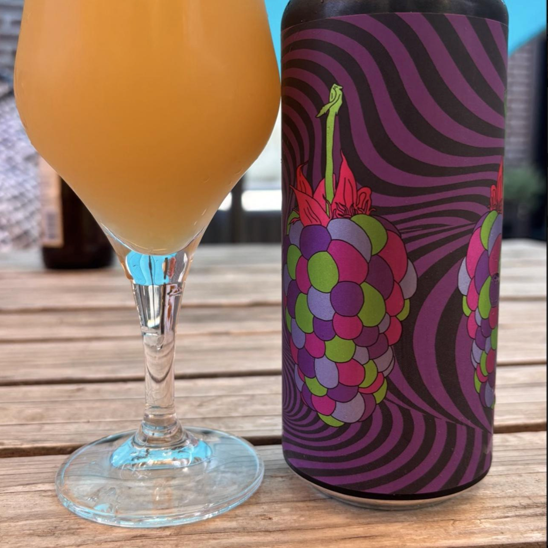 All My Friends Beer Co. x Blood Brothers Brewing – BB Kush (2026)

ABV: 8,2 % | Stil: Double New England IPA | Untappd: 4,34

BB Kush (2026) er et samarbejde mellem All My Friends Beer Co. og Blood Brothers Brewing. Denne Double New England IPA er humlet med Citra og Superdelic samt tilsat Blackberry Kush-terpener, som giver øllen en ekstra dimension af eksotisk frugt og urteagtige aromaer. Resultatet er en silkeblød DIPA med enorm aromaintensitet og en karakteristisk, kompleks humleprofil.