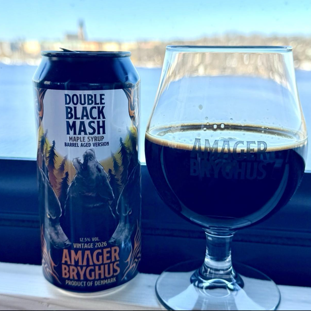Amager Bryghus – Double Black Mash (2026) Maple Syrup Barrel Aged Edition

ABV: 12,5 % | Stil: Imperial Stout (Barrel Aged) | Untappd: 4,24

En af de mere dessert-tunge udgaver i Double Black Mash-serien, hvor den klassiske stout-base er lagt på fade, der tidligere har indeholdt ahornsirup og det kan smages.