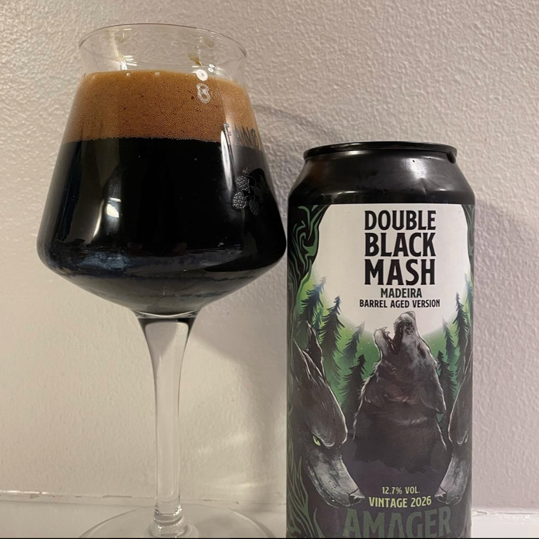 Amager Bryghus – Double Black Mash (2026) Maple Syrup Barrel Aged Edition

ABV: 12,5 % | Stil: Imperial Stout (Barrel Aged) | Untappd: 4,24

En af de mere dessert-tunge udgaver i Double Black Mash-serien, hvor den klassiske stout-base er lagt på fade, der tidligere har indeholdt ahornsirup og det kan smages.