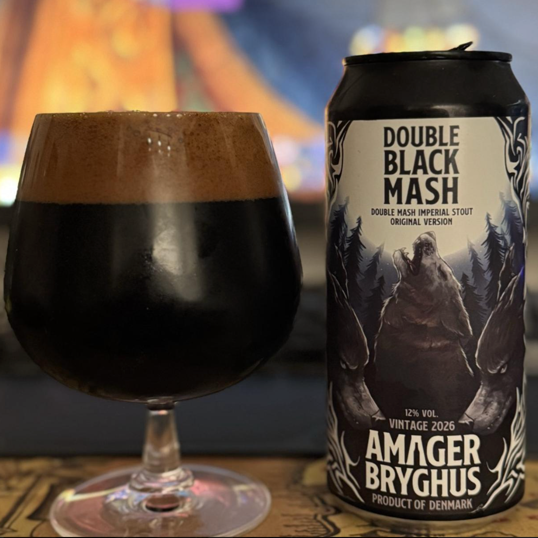 Amager Bryghus – Double Black Mash (2026) Original

ABV: 12,0 % | Stil: Imperial Stout | Untappd: 4,17

Den “rene” version af Double Black Mash uden fad, men stadig med fuld volumen. Her er det selve kernen i Amagers stout-univers: tung, kompromisløs og bygget på ren maltpower.