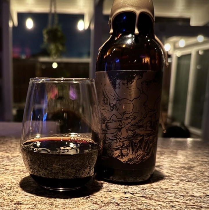 Anchorage Brewing Company – A Deal With the Devil Triple Oak (Batch 20 2025)
ABV: 26,3 % | Untappd: 4,73

A Deal With the Devil Triple Oak Batch 20 2025 er en dybt kompleks, barrel-aged barleywine med ekstravagant fadlagring på tre forskellige typer egefad, som giver øllen en enorm dybde og varme.