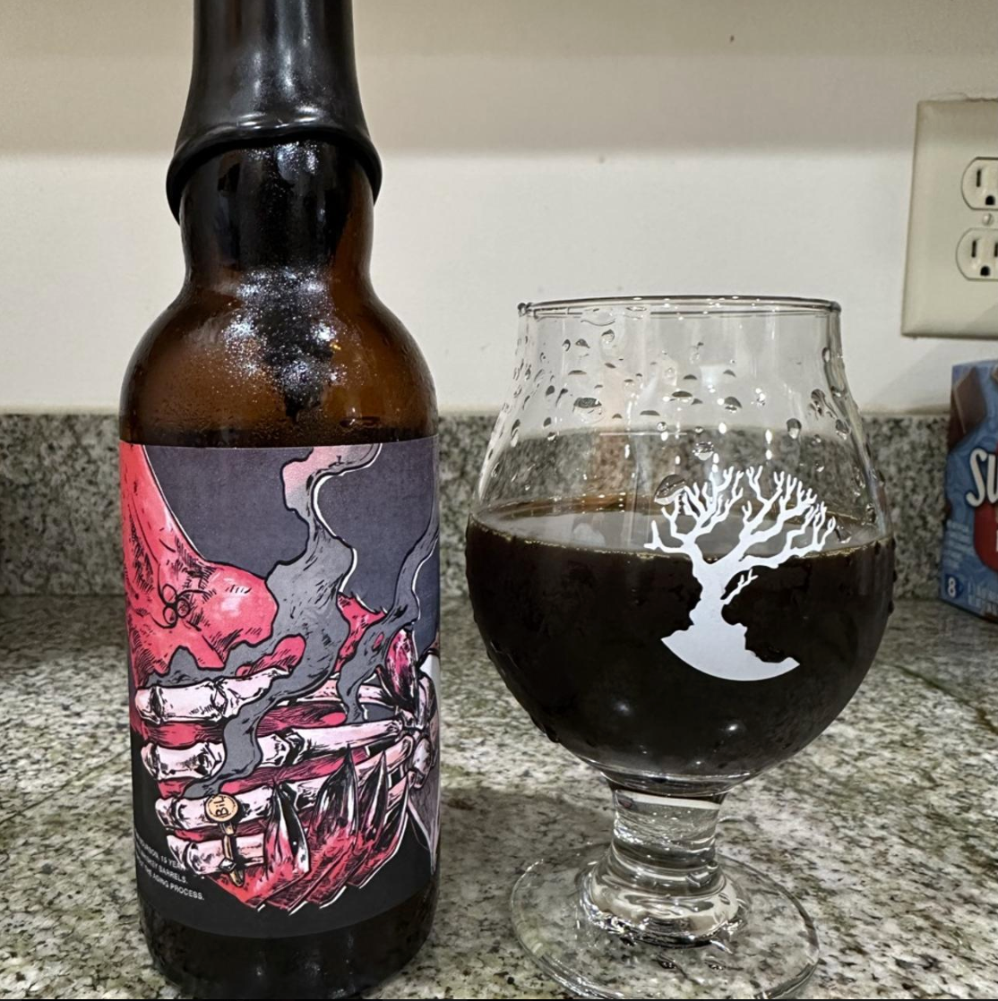 Anchorage Brewing Company – A Deal With the Devil Triple Oaked (Batch 15 – 2024)

ABV: 18,66 % | Stil: American Barleywine | Untappd: 4,72

En af verdens mest hypede barleywines fra Anchorage Brewing Company. Batch 15 er lagret i hele 26 måneder på en kombination af Old Fitzgerald 6 Year Bourbon, 15 Year Calumet Farm Bourbon og Russell's Reserve Rye Whiskey-fade. Undervejs er øllen flyttet til friske fade hele tre gange, hvilket giver en ekstrem dybde og kompleksitet.