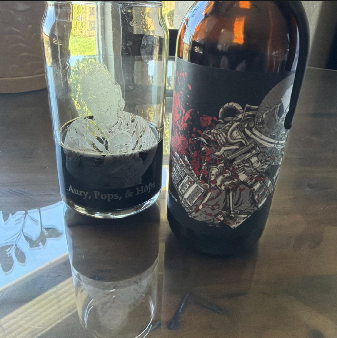 Anchorage Brewing Company – Dead Space

ABV: 17,9 % | Stil: American Barleywine | Untappd: 4,55

Dead Space er endnu et ekstremt fadprojekt fra Anchorage Brewing Company. Her har bryggeriet blended fade af deres Double Dark Ale og Barleywine, som samlet har tilbragt hele 44 måneder på en kombination af Willett Bourbon-, Calumet Farm Bourbon- og Sazerac Rye Whiskey-fade. Ingen frugt, vanilje eller andre adjuncts. Her får den mørke base og de mange års whiskeyfad lov til at tale for sig selv.