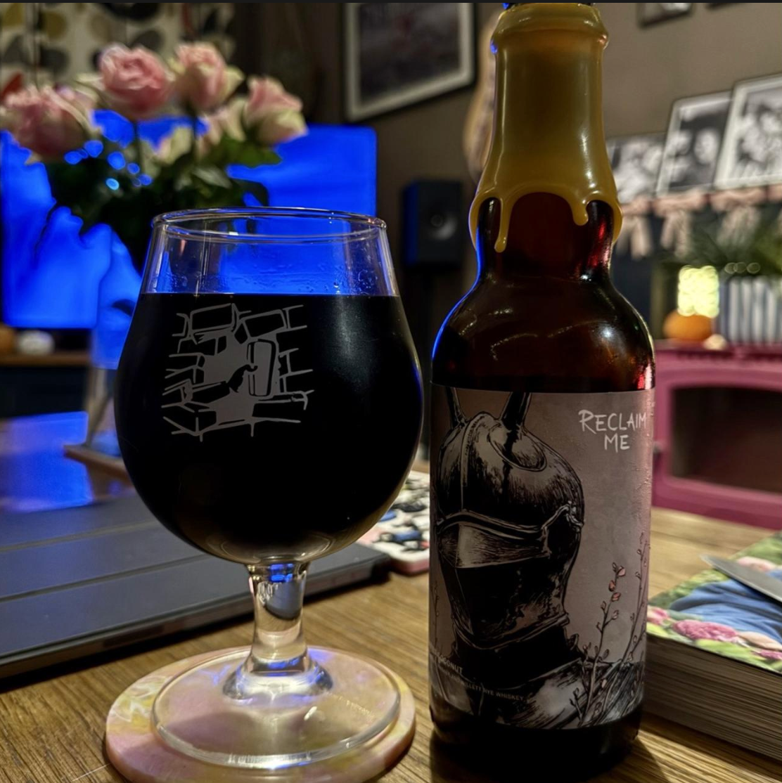 Anchorage Brewing Company – Reclaim Me (2026)

ABV: 19,25 % | Stil: Imperial / Double Stout | Untappd: 4,51

Reclaim Me 2026 er endnu et ekstremt fadprojekt fra Anchorage Brewing Company. Denne double-oaked Imperial Stout har tilbragt hele 38 måneder på en blend af Elijah Craig bourbonfade, Bernheim Original Wheat Whiskey-fade og Willett Rye Whiskey-fade, inden den er blevet finished på thailandske bananer og ristet kokos. Resultatet er en gigantisk stout på hele 19,25 % med whiskey, egetræ, mørk malt og de