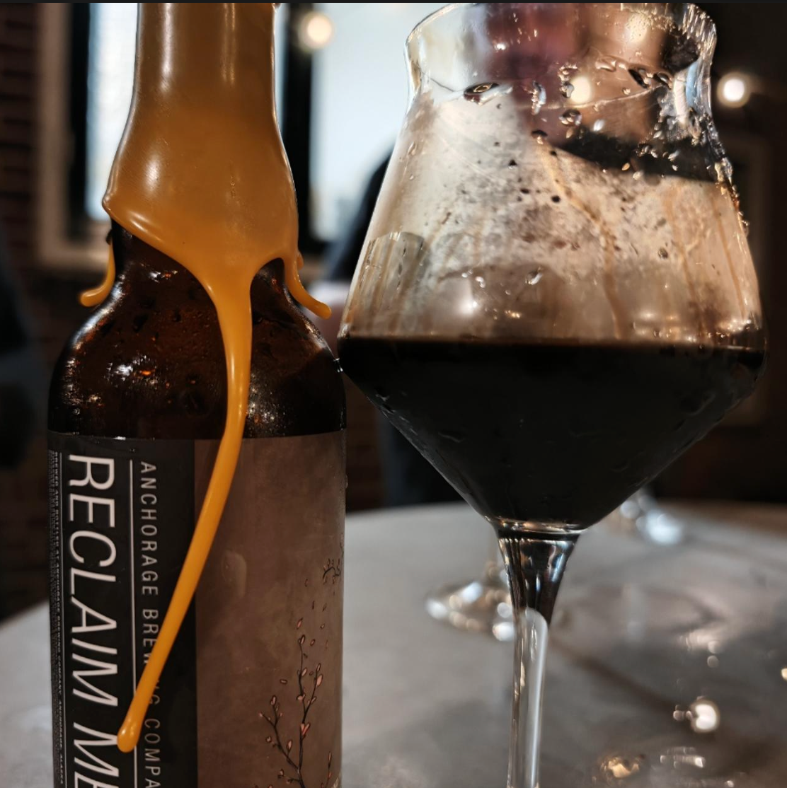 Anchorage Brewing Company – Reclaim Me (2026)

ABV: 19,25 % | Stil: Imperial / Double Stout | Untappd: 4,51

Reclaim Me 2026 er endnu et ekstremt fadprojekt fra Anchorage Brewing Company. Denne double-oaked Imperial Stout har tilbragt hele 38 måneder på en blend af Elijah Craig bourbonfade, Bernheim Original Wheat Whiskey-fade og Willett Rye Whiskey-fade, inden den er blevet finished på thailandske bananer og ristet kokos. Resultatet er en gigantisk stout på hele 19,25 % med whiskey, egetræ, mørk malt og de