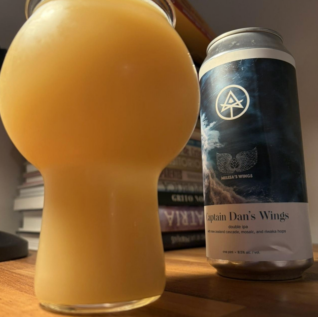 Autodidact Beer – Captain Dan’s Wings
ABV: 8,5 % | Stil: Imperial / Double New England / Hazy IPA | Untappd: 4,33

En saftig og aromatisk dobbelt NEIPA, brygget med en solid humleprofil og et behageligt fokus på tropisk frugt og balance.