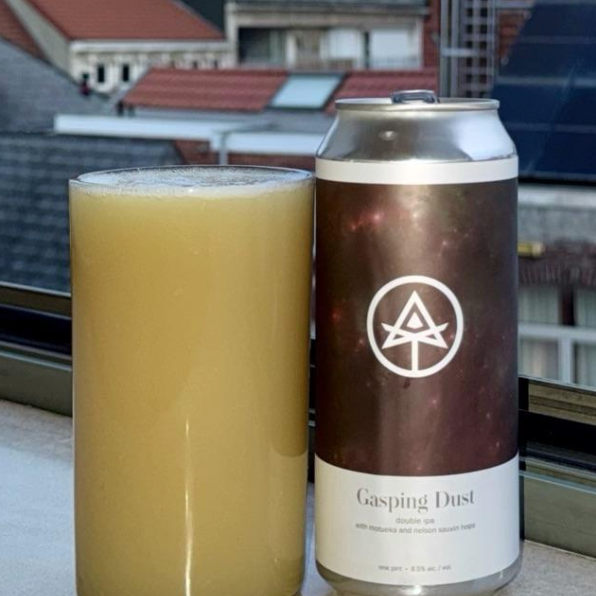 Autodidact Beer – Gasping Dust
ABV: 8,5 % | Stil: Imperial / Double New England / Hazy IPA | Untappd: 4,32

En saftig og aromatisk dobbelt NEIPA, hvor frugtige humleprofiler og blød mundfølelse slår tonen an fra første sip.