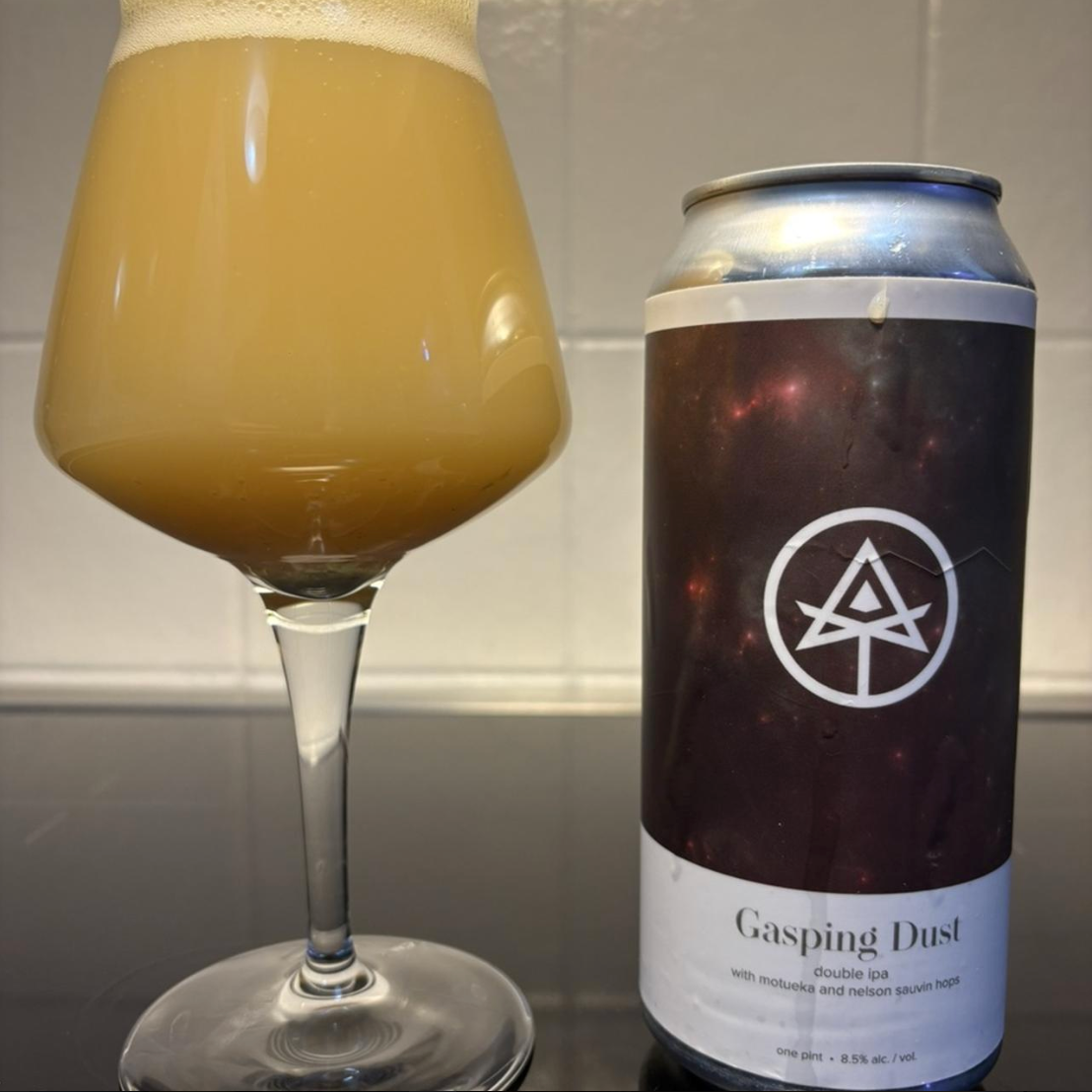 Autodidact Beer – Gasping Dust
ABV: 8,5 % | Stil: Imperial / Double New England / Hazy IPA | Untappd: 4,32

En saftig og aromatisk dobbelt NEIPA, hvor frugtige humleprofiler og blød mundfølelse slår tonen an fra første sip.