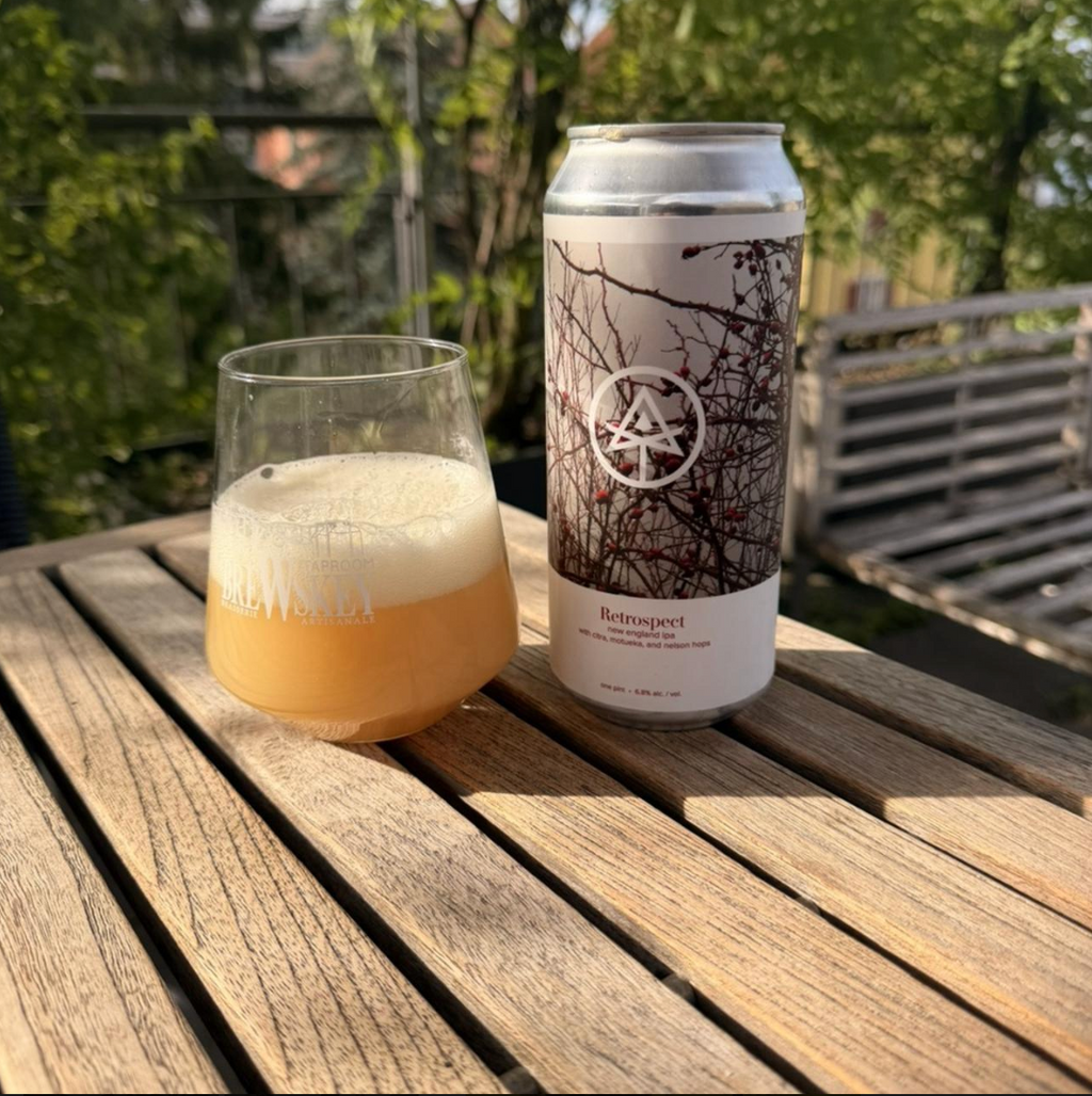Autodidact Beer – Retrospect

ABV: 8,5 % | Stil: Imperial / Double New England IPA | Untappd: 4,29

En moderne hazy DIPA fra Autodidact Beer brygget med Krush, Nelson Sauvin, Nectaron og Citra. Kombinationen af klassiske amerikanske humler og moderne New Zealand-sorter giver en kompleks og aromatisk humleprofil med masser af frugt og dybde.