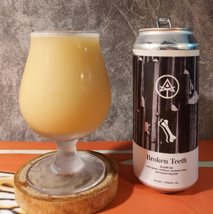 Autodidact Beer x Bad Bones – Broken Teeth

ABV: 8,5 % | Stil: Imperial / Double New England IPA | Untappd: 4,45

En voldsom og moderne hazy DIPA brygget i samarbejde mellem Autodidact Beer og Bad Bones. Øllen er humlet med Nelson Sauvin, Nectaron, Southern Cross og Nelson Hop Kief, hvilket giver en klassisk New Zealand-domineret humleprofil med masser af tropisk frugt og vinøse nuancer.