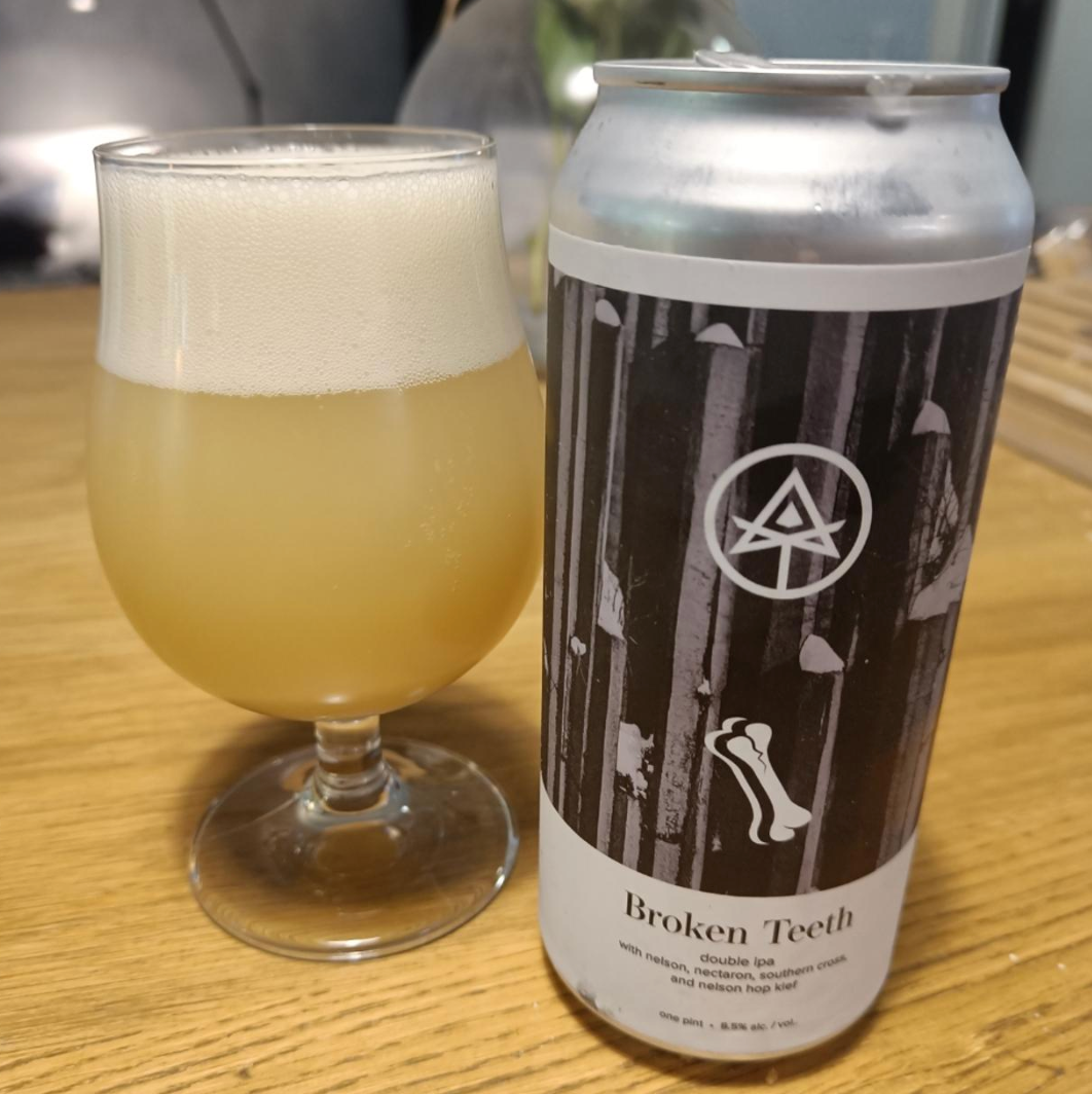 Autodidact Beer x Bad Bones – Broken Teeth

ABV: 8,5 % | Stil: Imperial / Double New England IPA | Untappd: 4,45

En voldsom og moderne hazy DIPA brygget i samarbejde mellem Autodidact Beer og Bad Bones. Øllen er humlet med Nelson Sauvin, Nectaron, Southern Cross og Nelson Hop Kief, hvilket giver en klassisk New Zealand-domineret humleprofil med masser af tropisk frugt og vinøse nuancer.